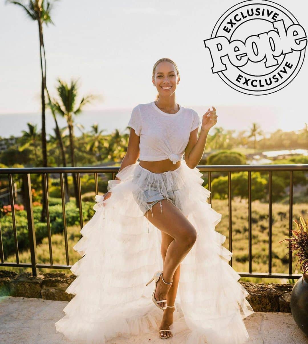 レオナ・ルイスのインスタグラム：「Had the absolute best Hen/Bachelorette week with my UK & US ladies in Hawaii 🌸 couldn’t ask for a more supportive, loving, funny, intelligent, incredible group of women to stand by me on my big day 👰🏽 💕Thank u @maunakearesidences for treating us like QUEENS at your breathtaking villas & beach ☀️ @fletchphotography so grateful to u for capturing memories of me & my girlies that I shall cherish forever 🙏🏾✨@people @maunakeahotel」
