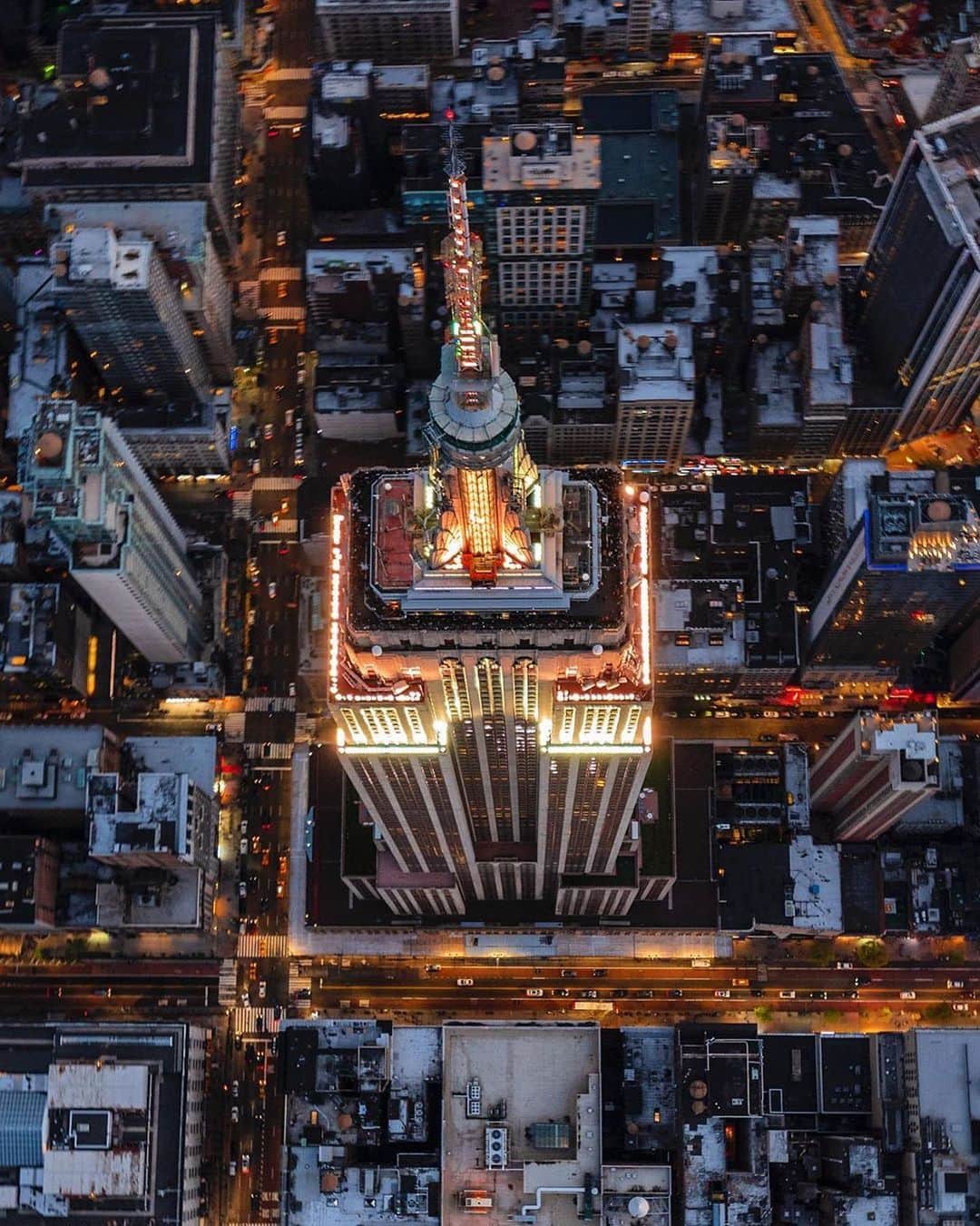 Empire State Buildingさんのインスタグラム写真 - (Empire State BuildingInstagram)「PICK OUR LIGHTS FOR A NIGHT! Design our Summer Solstice lighting for the chance to see your creation light the NYC skyline on the night of 6/21! 🤩 . Tap bio link to pick your fav colors & dynamic effects. Submit yours now thru 6/12. 🌟 . 📷: @captiv_8」6月6日 3時27分 - empirestatebldg