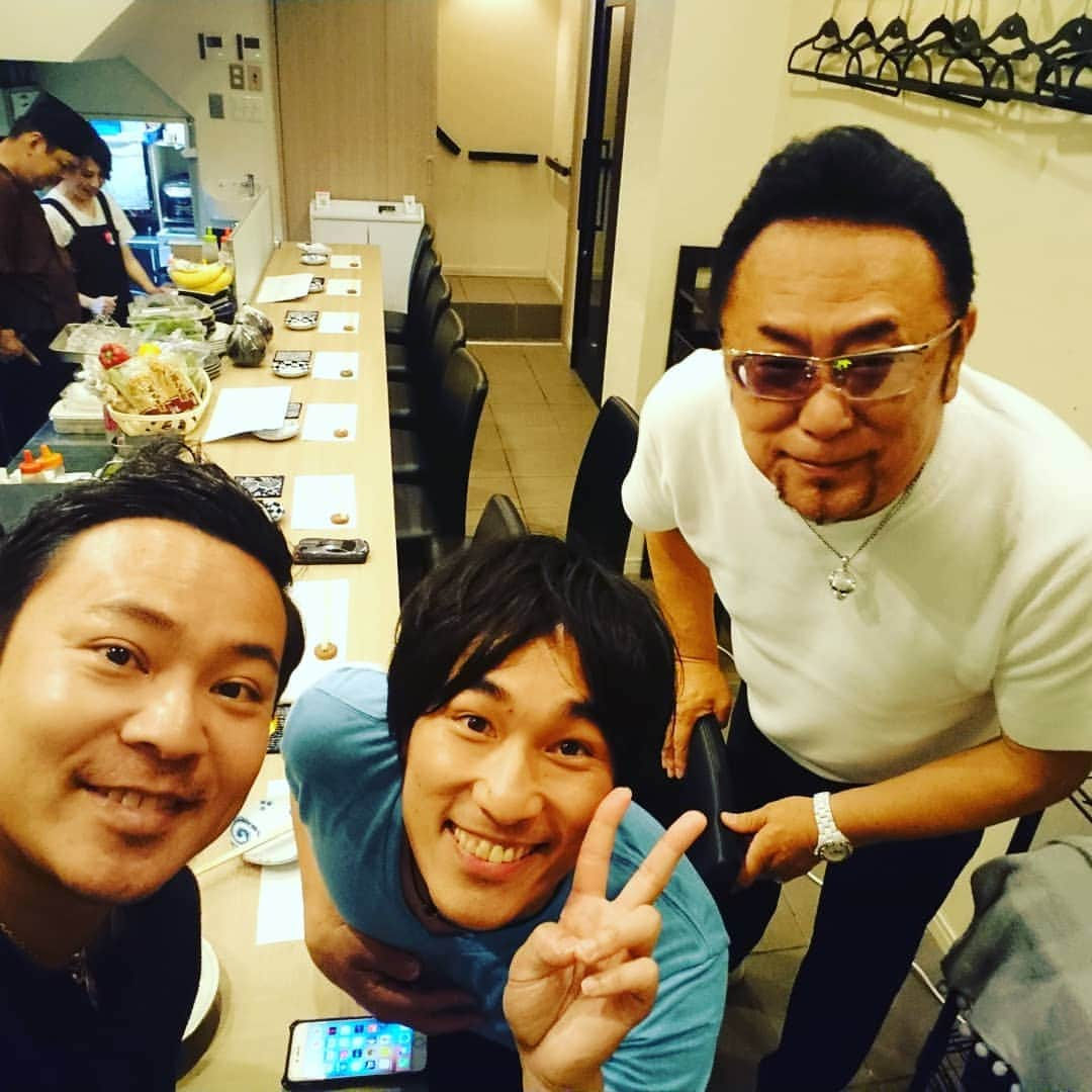 高井俊彦さんのインスタグラム写真 - (高井俊彦Instagram)「【カッコええんかえ‼️】 舶来寄席終わりで駆けつけた大阪ルイードでの八重山モンキーのライブ✨  めちゃめちゃカッコ良かった😃✌️ そしてー。 劇団そとばこまちでもありリスナップの土井くんと熱い夜🌃  大阪ルイード～和創五感 陸～ロマンチカ～ホルモン万吉⤴️⤴️⤴️」6月6日 3時20分 - takai_toshihiko