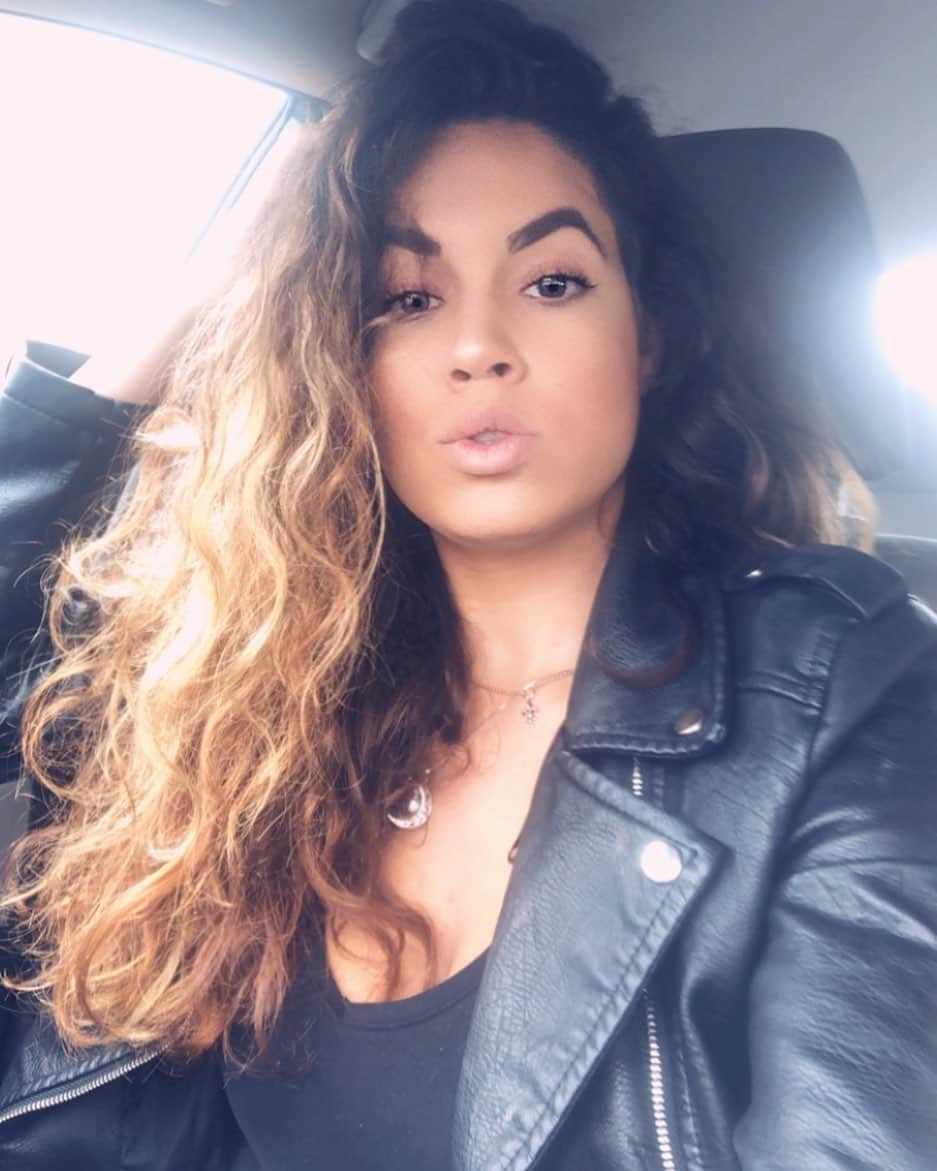 イシス・テイラーのインスタグラム：「everyone needs a good leather jacket ...」