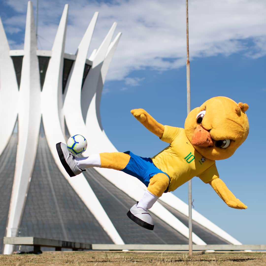 サッカー ブラジル代表チームさんのインスタグラム写真 - (サッカー ブラジル代表チームInstagram)「#Canarinho em Brasília! Mascote fez a alegria da criançada na capital do Brasil. Veja 📸! ⠀ Fotos: @lucasfigfoto / CBF」6月6日 3時36分 - cbf_futebol