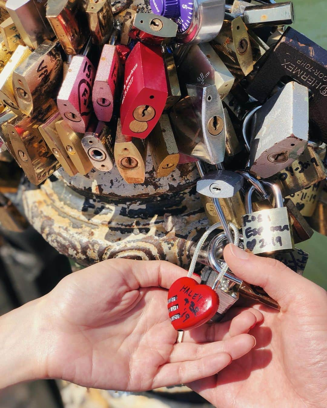 ブレンダン・ロビンソンさんのインスタグラム写真 - (ブレンダン・ロビンソンInstagram)「We made our permanent mark in #Paris with a #LoveLock ❤️❤️❤️ . . . #france #vacation #love #cutecouple #adventure」6月6日 3時44分 - brendanrobinson