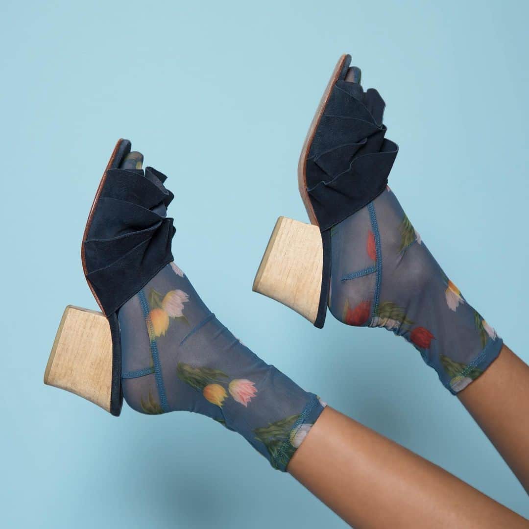 Instagramさんのインスタグラム写真 - (InstagramInstagram)「Darner Socks (@darnersocks) founder and owner Roxanna Sternerud grew up with a serious sock collection. “It was so colorful with a million prints and bows on them and different trims,” says Los Angeles-based Roxanna, who started her high-end sock line in 2012. “There’s a charm in finding something special,” she says. “It’s like a treasure hunt.” Watch our story to see Roxanna’s process, then shop her designs over on @shop — a new account where you can discover and buy goods from up-and-coming designers. 🌈✨ Photo of @darnersocks by @danielsahlberg」6月6日 3時38分 - instagram