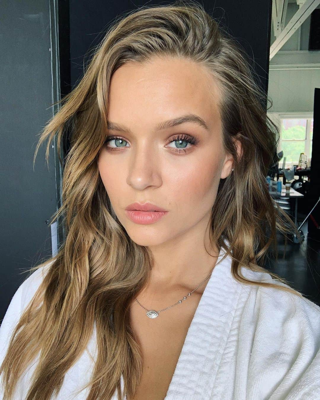 ジョセフィン・スクリヴァーさんのインスタグラム写真 - (ジョセフィン・スクリヴァーInstagram)「Back on set with my @victoriassecret fam. 💖」6月6日 3時39分 - josephineskriver