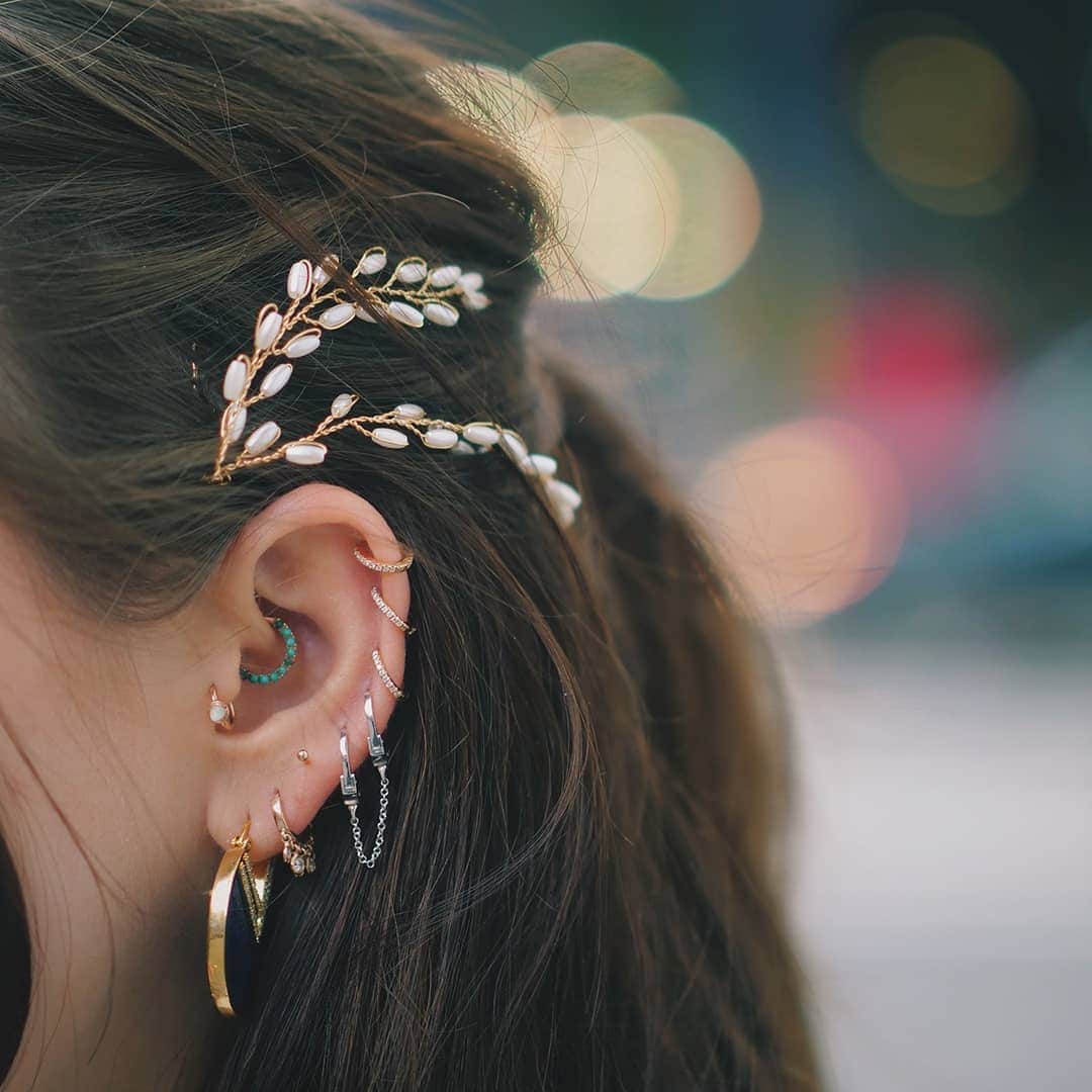 アクセサライズのインスタグラム：「Style ethereal locks with our pack of two pearl vine hair pins. They feature lustrous pearl beads on trailing delicate gold and make the ideal alternative to traditional fascinator this summer events season. 📷: @sunbeamsjess 🔍: 7860321300 #Accessorize #Accessorizer #InstantSummer」