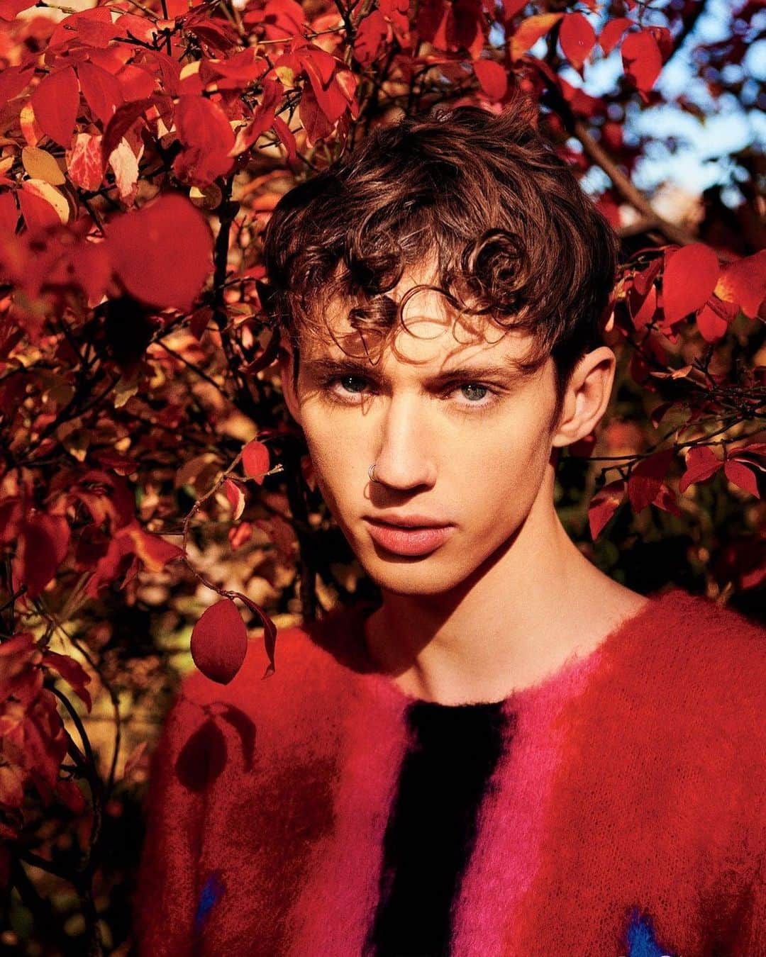 Teen Vogueさんのインスタグラム写真 - (Teen VogueInstagram)「"I'm just trying to show people that you can be queer, live your life, and be happy." 🌈 Thank you, @troyesivan, I appreciate you!! Happy birthday! ✨✨✨ 📸: @ryanmcginleystudios」6月6日 3時45分 - teenvogue