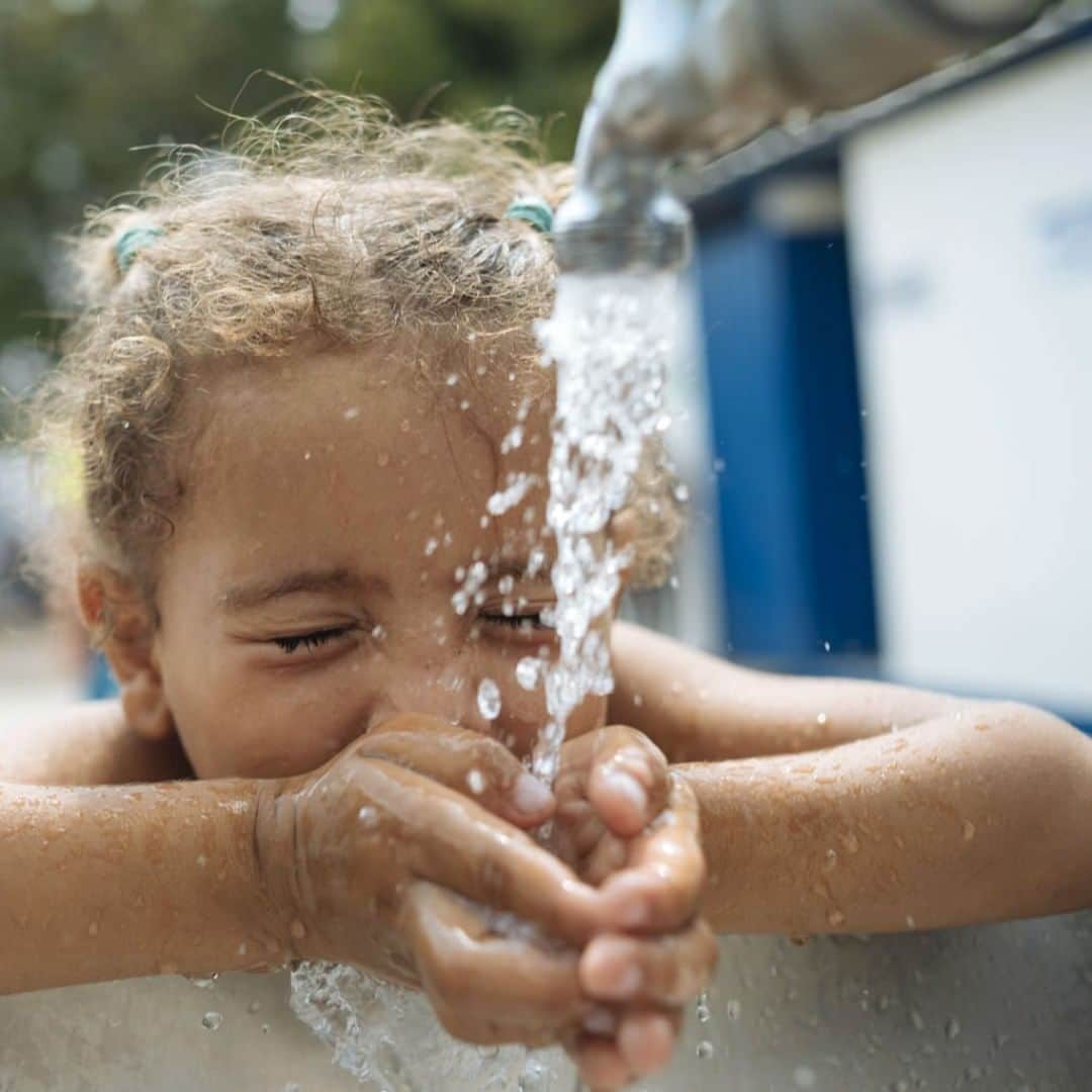 unicefさんのインスタグラム写真 - (unicefInstagram)「Water is a right 💧. Judith has a sip at a UNICEF-supported water tap in Cúcuta, Colombia, where thousands of Venezuelans pass by daily seeking medical attention or at the beginning of their migration journey. #AChildIsAChild © UNICEF/UN0304111/Arcos」6月6日 3時50分 - unicef