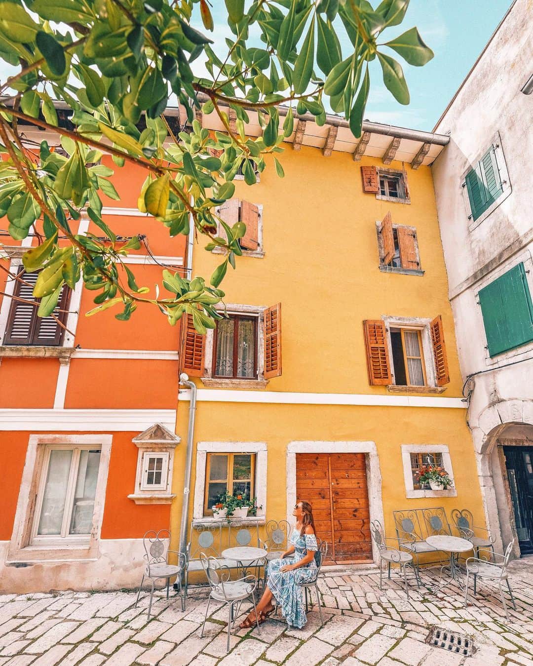 Izkizさんのインスタグラム写真 - (IzkizInstagram)「Colourful corners of Poreč, Istria 💛💚💜 @shareistria #shareistria」6月6日 3時52分 - izkiz