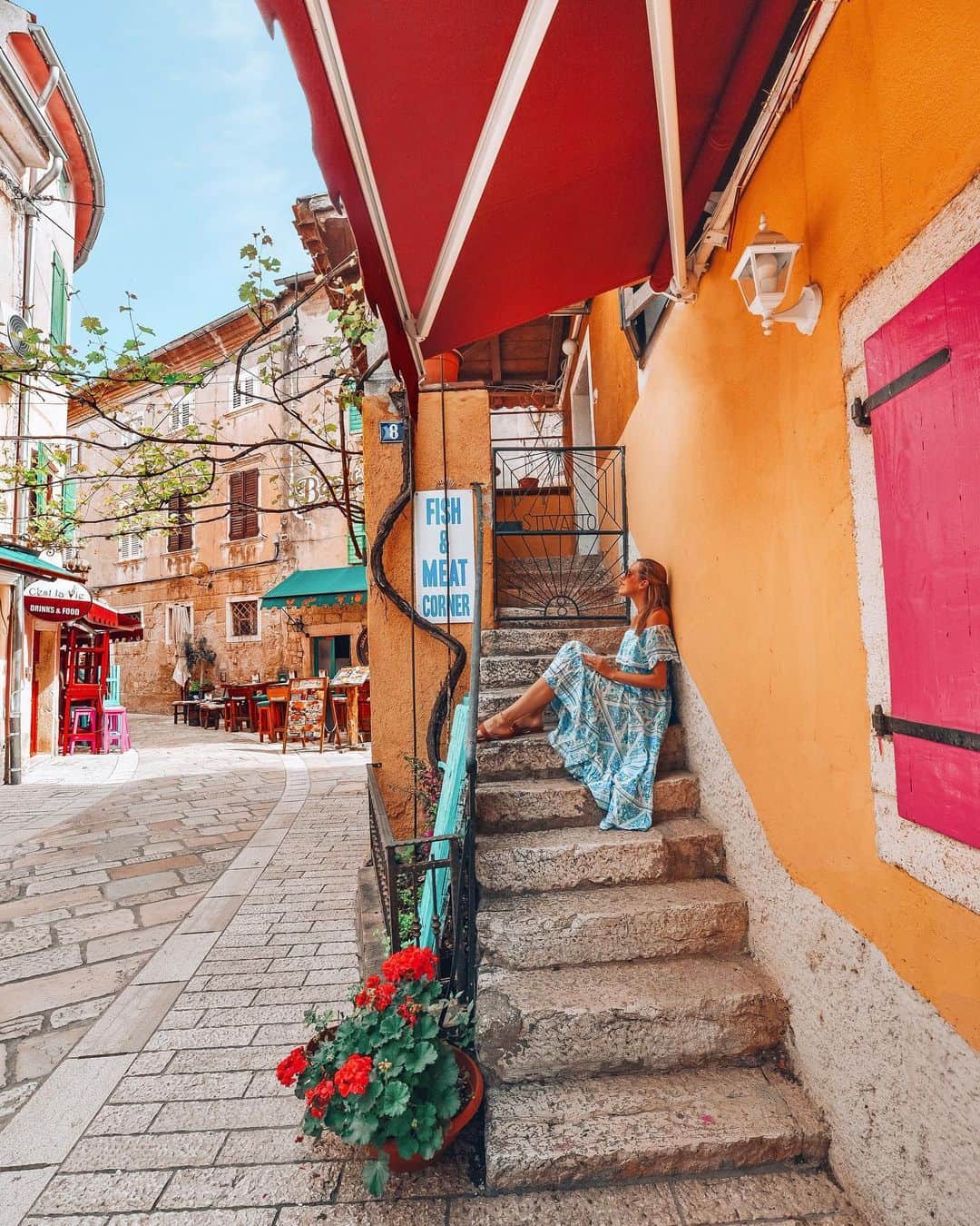 Izkizのインスタグラム：「Colourful corners of Poreč, Istria 💛💚💜 @shareistria #shareistria」