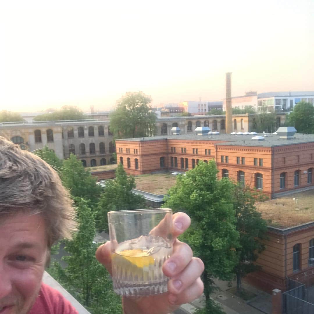 マイケル・グラント・テリーのインスタグラム：「Pink sunsets in Berlin with @jessewterry ... miss brother @urbanyetti Paris tomorrow. Europe is lovely. But Germany, get on your AC game, for the love of all that’s holy.」