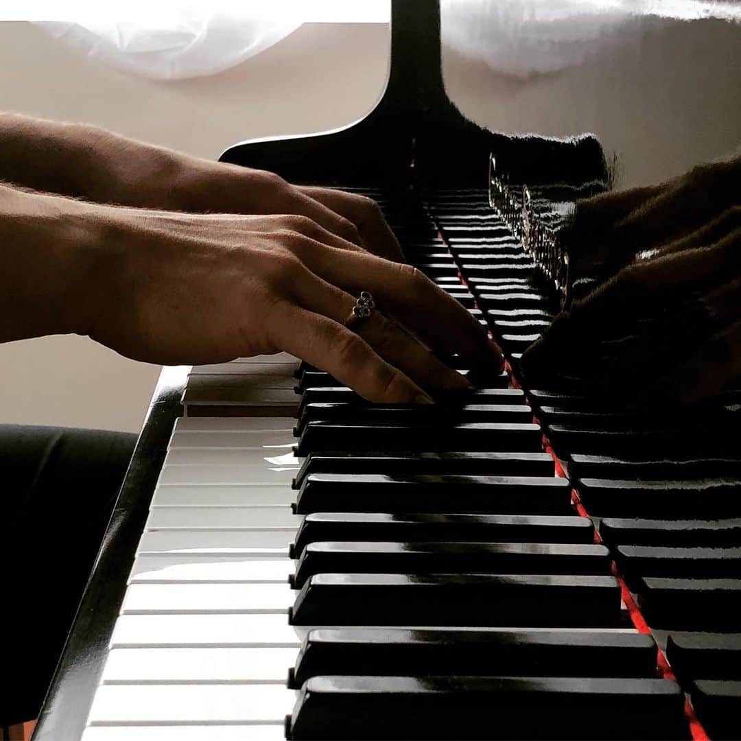 エリック・ラドフォードさんのインスタグラム写真 - (エリック・ラドフォードInstagram)「The Piano-man can. #music #piano #olympian #home」6月6日 4時02分 - ericradford85