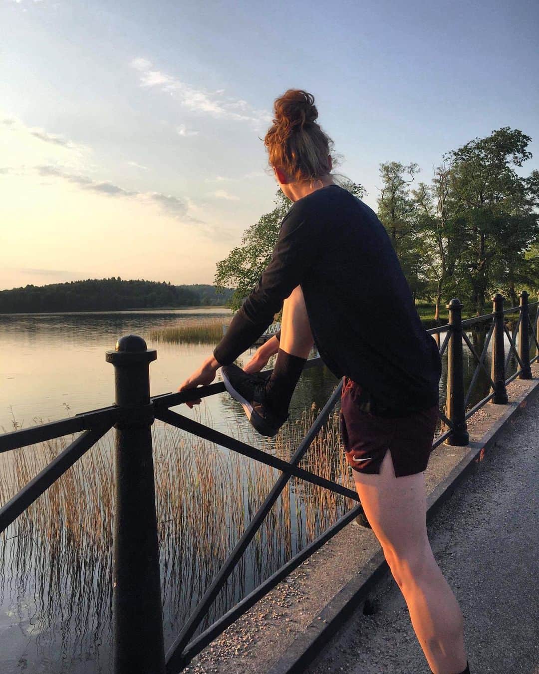 マチルドU・クラマーのインスタグラム：「Night jog before gameday tomorrow 🏃‍♀️ 📸 @mathildeheltbech . . . #running #gameday #globalrunningday #raceday #athletics #athlete #trackrunning #tracknation #sprint #skararacet」
