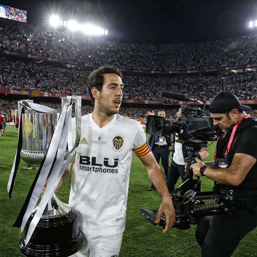 バレンシアCFさんのインスタグラム写真 - (バレンシアCFInstagram)「📽️🔴 Lo hemos capturado TODO . Porque ya TODO forma parte de la HISTORIA de este @valenciacf 🦇🖤 . 🏆©️ @dani_parejo10 . #VCFCentenari 💯 #UnSentimentEtern」6月6日 4時00分 - valenciacf