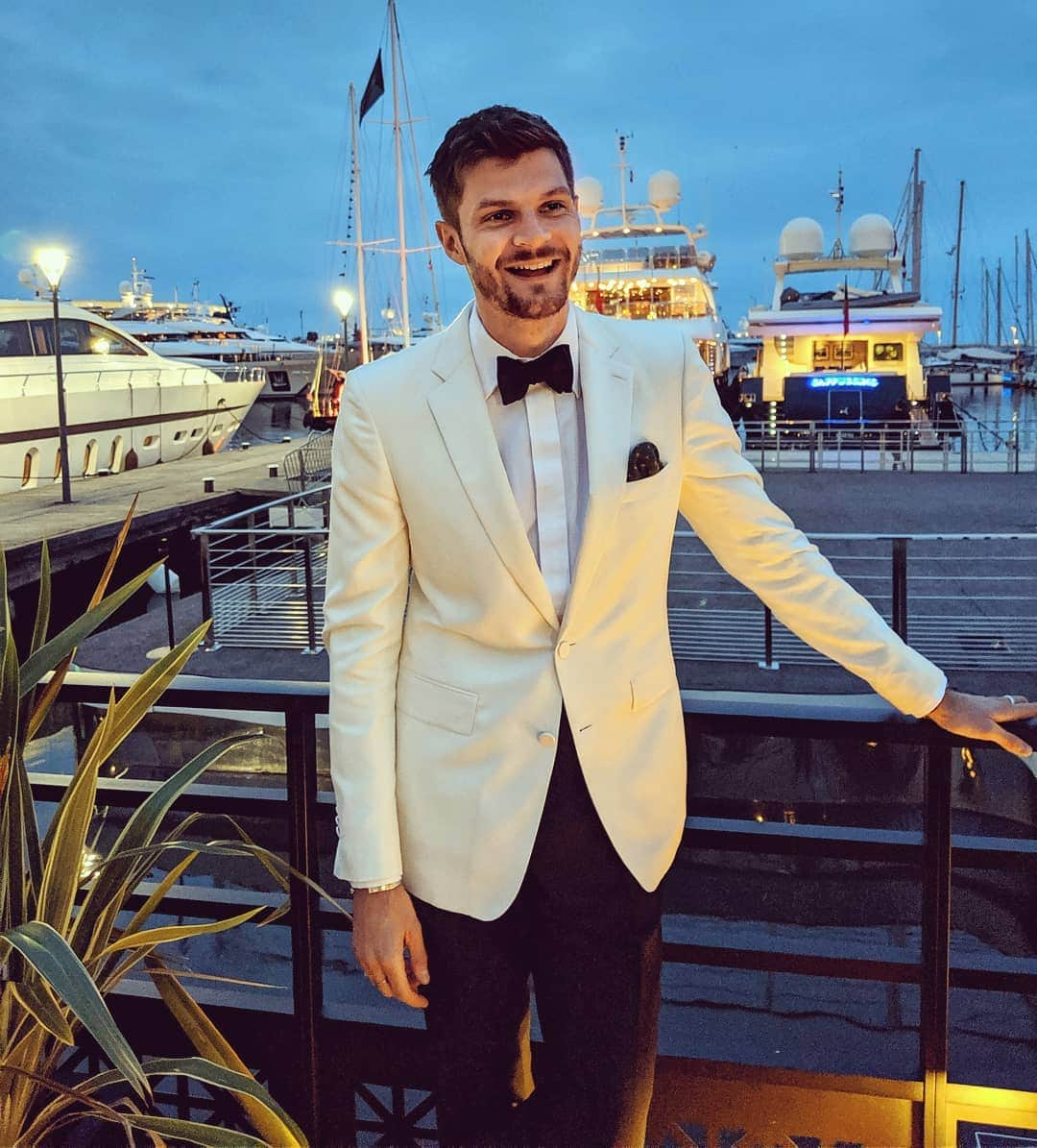 ジム・チャップマンさんのインスタグラム写真 - (ジム・チャップマンInstagram)「Cannes I go back now, please? Wearing a @burberry tuxedo 🤵」6月6日 4時04分 - jimchapman