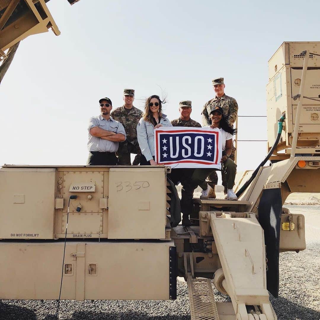 ダニエル・パナベイカーさんのインスタグラム写真 - (ダニエル・パナベイカーInstagram)「A few more moments from the USO tour with the troops in Kuwait. Forever grateful to the men and women who put their lives on the line for the safety of our country.  #usotour #givingback #heroeswithoutcapes」6月6日 4時07分 - dpanabaker