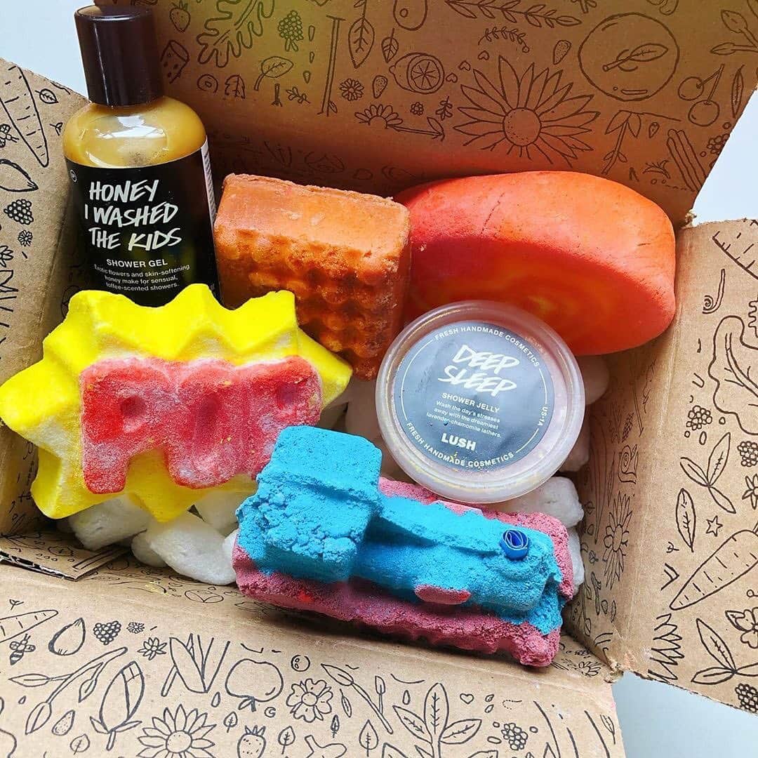 LUSH Cosmeticsさんのインスタグラム写真 - (LUSH CosmeticsInstagram)「That feeling of finding a mid-week Lush treat at your doorstep 🙌 Have you placed your order yet? / 📷: @jsapproved」6月6日 4時09分 - lushcosmetics