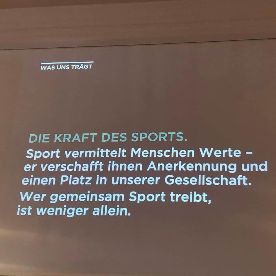 ローマン・ヴァイデンフェラーさんのインスタグラム写真 - (ローマン・ヴァイデンフェラーInstagram)「Vielen Dank an  @laureus.sport.for.good für die tollen Einblicke in die tägliche Arbeit mit den Jugendlichen. #laureus #sportforgood #europapark #rust @stefanbloecherofficial #fredibobic @matthiasdolderer @laureus.sport.for.good @thomasmorgenstern @europapark」6月6日 4時19分 - romanweidenfeller