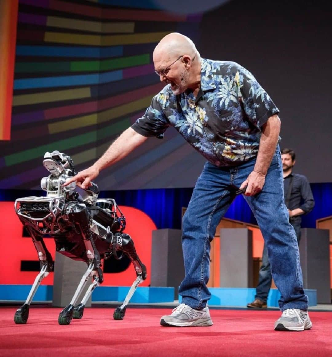 VICEさんのインスタグラム写真 - (VICEInstagram)「Robotics company Boston Dynamics was at a conference yesterday to show off its new line of fancy robots...when something went wrong. 😨 🤖 Spot—a dog-like robot designed to cavort across the room and open doors with its horror-beak—took a tumble, and it's a bit disturbing to watch. Link in bio to see the clip. 📸: Boston Dynamics」6月6日 4時26分 - vice