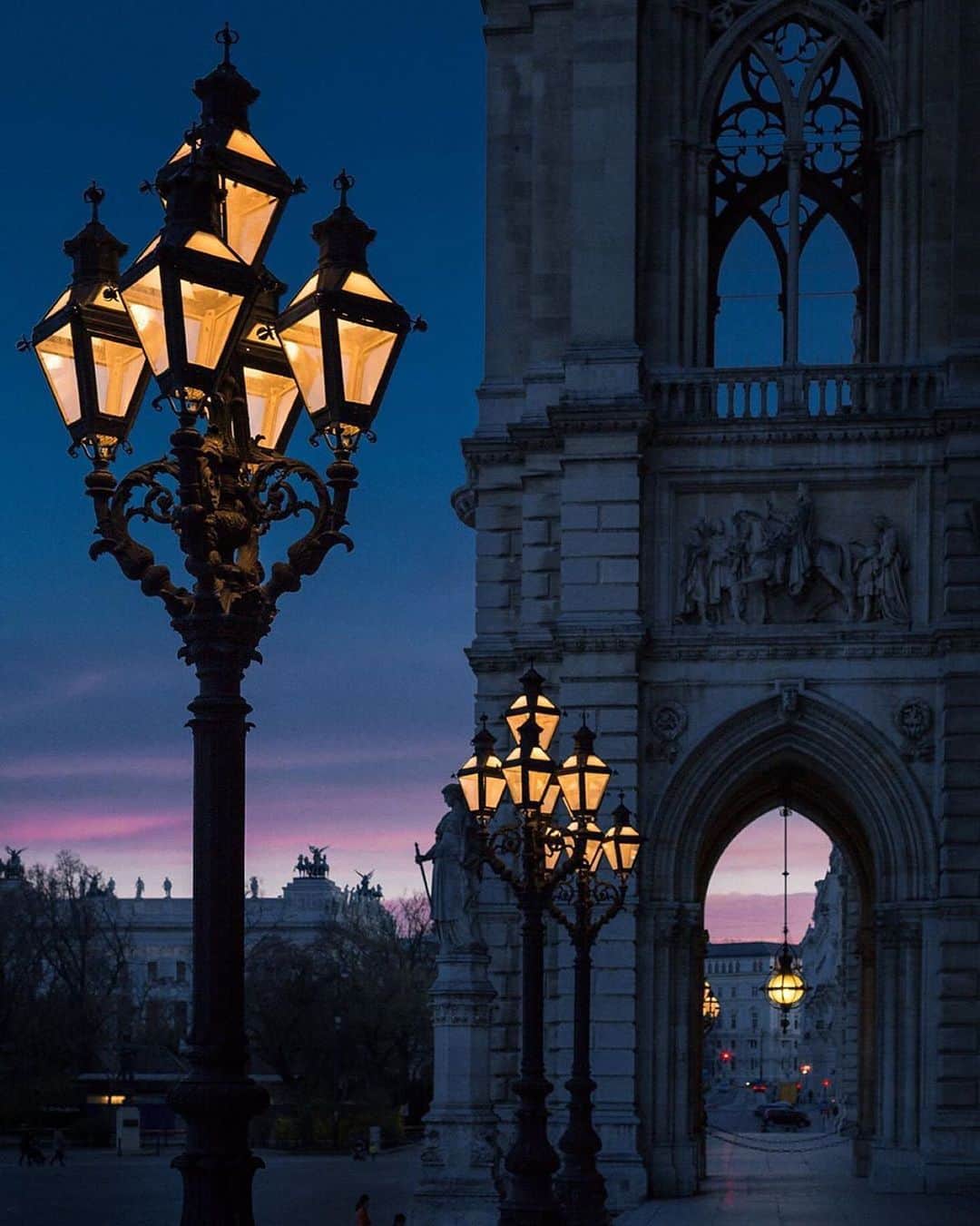 Wien | Viennaさんのインスタグラム写真 - (Wien | ViennaInstagram)「Sometimes when wandering through the beautiful streets of Vienna you feel like you‘re travelling through time. Have a look at this wonderful capture of a pink sky taken in front of Vienna‘s City Hall. We wish you a splendid evening! 🕰💕 by @nik29th #ViennaNow」6月6日 4時45分 - viennatouristboard