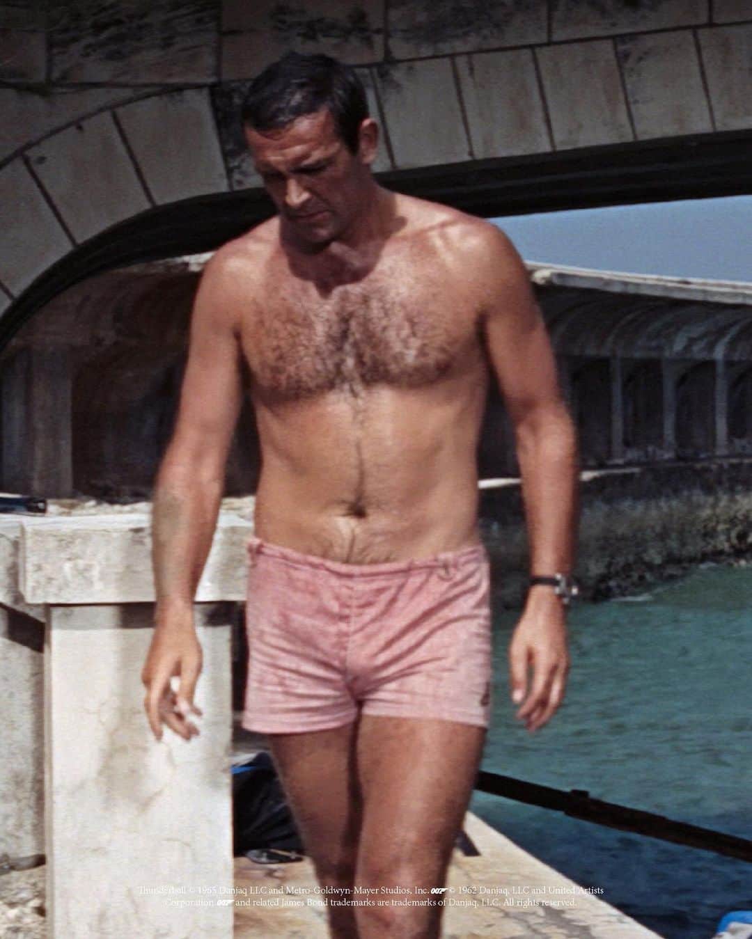 オールバーブラウンさんのインスタグラム写真 - (オールバーブラウンInstagram)「Bond trivia: when @007 was wearing his pink shorts, which Bond girl was he on a first date with? 💬 Guess below.  The Thunderball Day Shorts are available to shop both in-store and online while stocks last. #007 #OBsAroundTheWorld #JamesBond#OrlebarBrown」6月6日 4時46分 - orlebarbrown