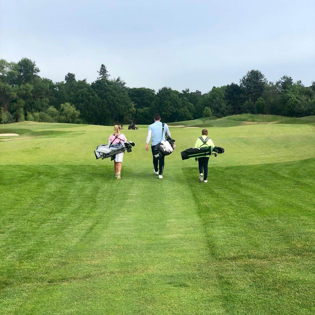 ジョン・テリーさんのインスタグラム写真 - (ジョン・テリーInstagram)「9 holes with Georgie & Summer tonight @the_wisley 🏌🏻‍♂️🏌🏼‍♀️🏌🏻‍♂️ 🐥 down the last 👌🏻」6月6日 4時54分 - johnterry.26