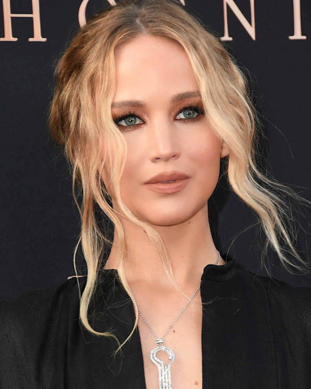 Hung Vanngoさんのインスタグラム写真 - (Hung VanngoInstagram)「#JenniferLawrence last night at the premiere of #DarkPhoenix 🖤🖤⚡️✨💫⭐️🌟. 👗 @jillandjordan 💅🏻 @jennahipp 💇 @jennychohair 💄 @hungvanngo」6月6日 5時00分 - hungvanngo