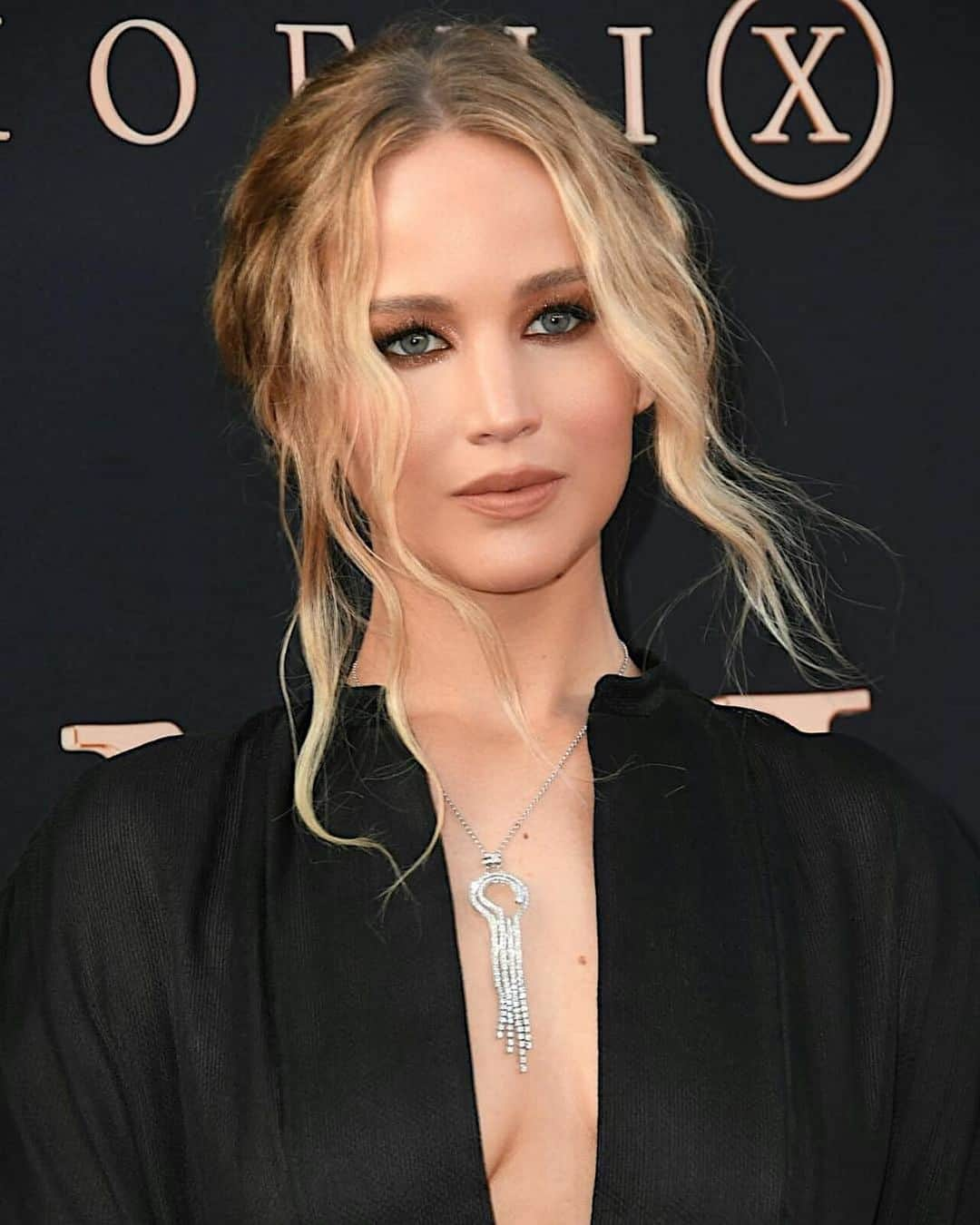 Hung Vanngoさんのインスタグラム写真 - (Hung VanngoInstagram)「#JenniferLawrence last night at the premiere of #DarkPhoenix 🖤🖤⚡️✨💫⭐️🌟. 👗 @jillandjordan 💅🏻 @jennahipp 💇 @jennychohair 💄 @hungvanngo」6月6日 5時00分 - hungvanngo