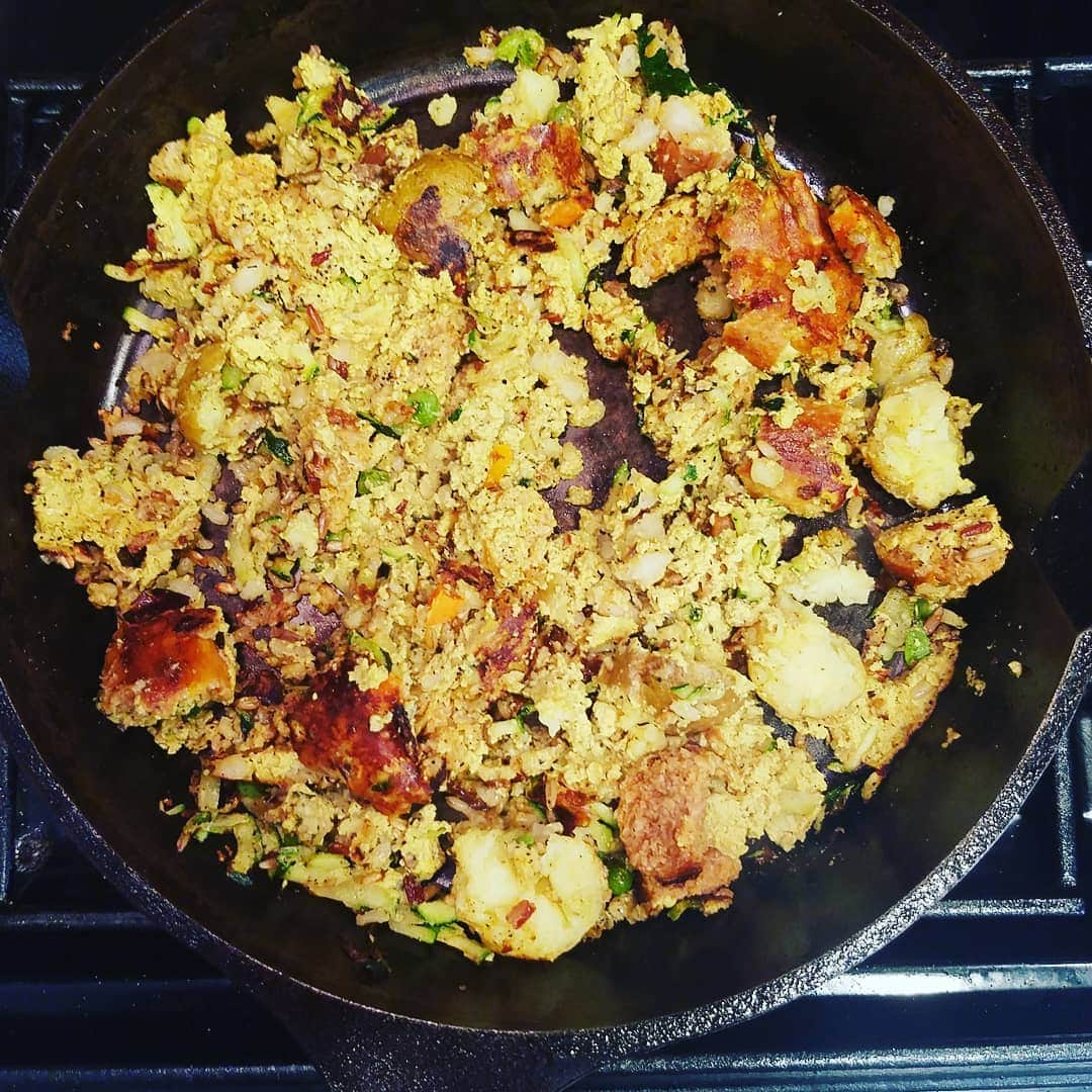 ガソリングラマーさんのインスタグラム写真 - (ガソリングラマーInstagram)「VEGAN EGG SAUSAGE RICE MILLET ZUCCHINI POTATO SKILLET🍳🌭🥒🥔🌿 #GASOLINEKITCHEN ADVENTURES @beyondmeat #vegansausage  @sperofoods #SCRAMBLIT #veganegg via @mylkguys @mothersmarkets potatoes #ZUCCHINI  @graintrust #ancientgrains  @hilaryseatwell #savorymushroommedley  @mountainroseherbs smoked black pepper birdseye chili pepper kiawe smoked salt  @smitheyironware #castironskillet  #vegan #vegansofIG #veganaf #vegansofinstagram #veganfood #whatveganseat #instavegan @gasolineglamour #GASOLINEGLAMOUR #beyondmeat  #SPEROFOODS  #mothersmarket  #graintrust  #hilaryseatwell  #mountainroseherbs  #mylkguys」6月6日 5時00分 - gasolineglamour