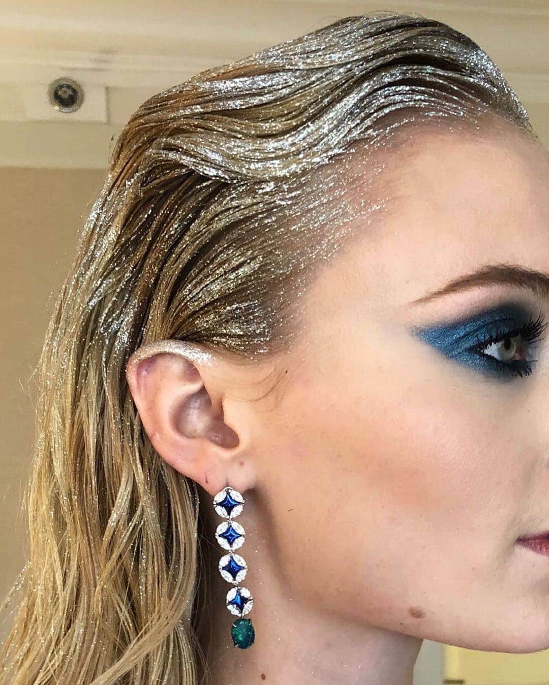 ghd hairさんのインスタグラム写真 - (ghd hairInstagram)「Dare to be different with your prom look ✨ we love this inspo from @cwoodhair for @sophiet 💙 styled with #ghd and @wellahair  #ghd #ghdhairpro #hairgoals #glitterhair」6月6日 5時00分 - ghdhair