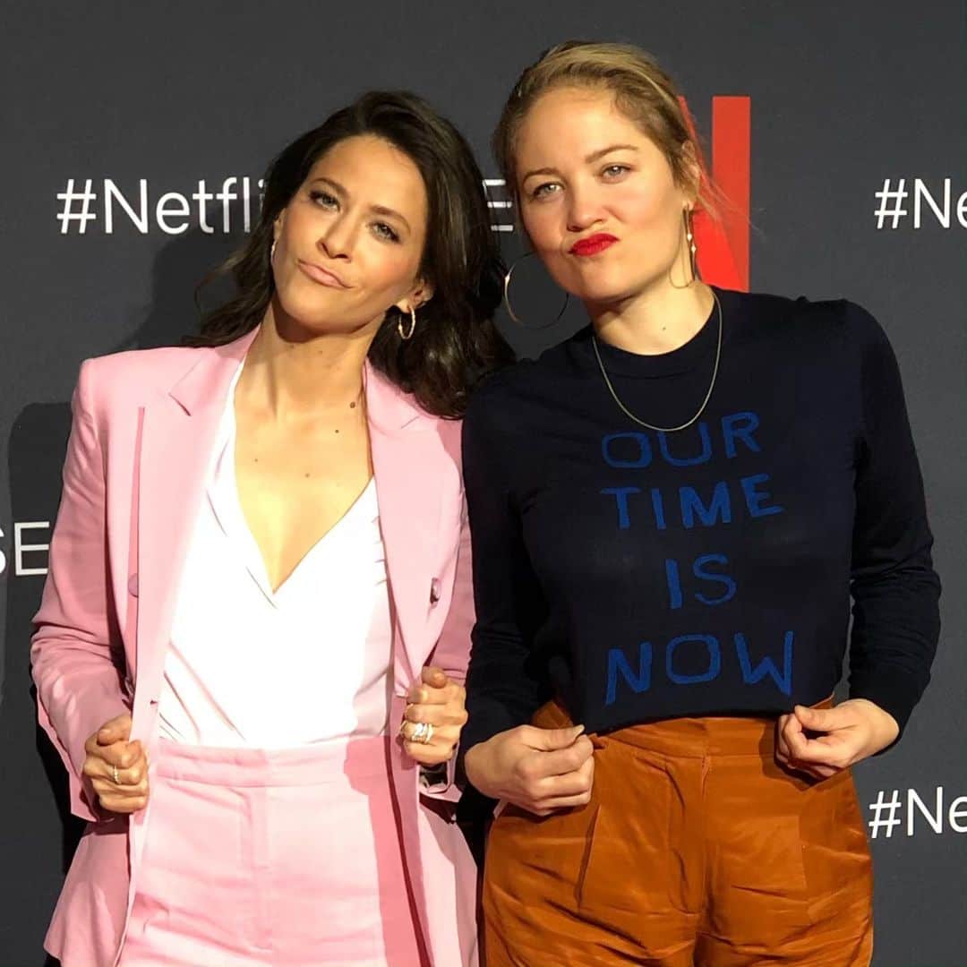 エリカ・クリステンセンのインスタグラム：「I saved this for #wcw because I heart @jackietohn and have since we met 17 years ago. If you watch Glow then you love her too. Hashtag #netflix & #womeninfilm & #ourtimeisnow and I had to take an “I’m wearing lipstick” selfie.」