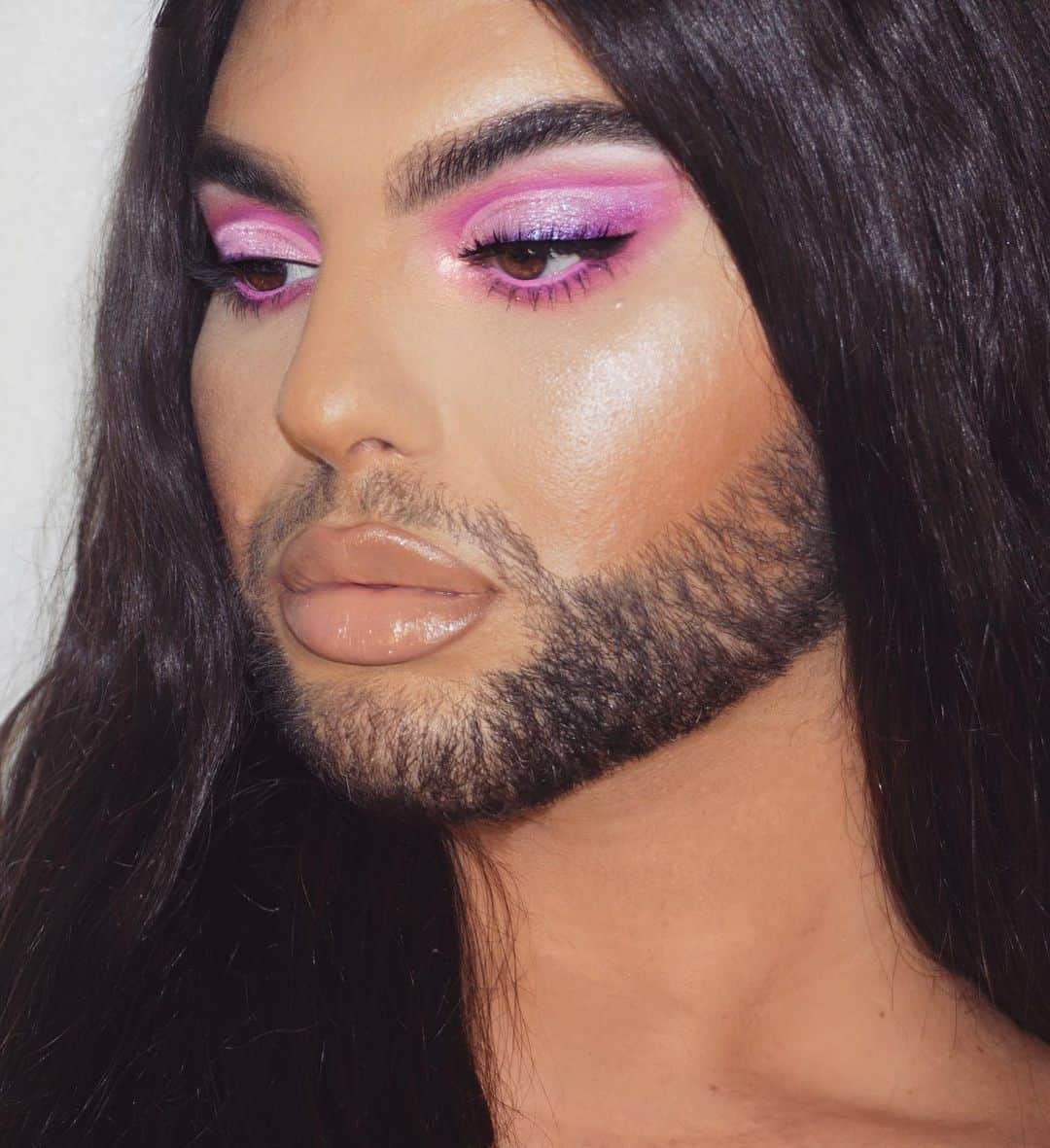 A riel D iazのインスタグラム：「If you don’t like to see me shine then close your eyes 💅🏽 Eyes: @hudabeauty neon pink palette & olivia Lashes, @urbandecaycosmetics viper liner, perversion Liquid Liner & mascara. @colourpopcosmetics insomniac liner.  Lips: @kkwbeauty nude 1 & 2 lip liners & nude 1 lipstick, @narsissist working girl Lipgloss.  Face: @toofaced born this way Foundation & Concealer. @hudabeauty banana bread powder. @colourpopcosmetics under pressure Blush. @benefitcosmetics bronze squad palette (cookie to highlight) . @tatcha satin  skin mist.」