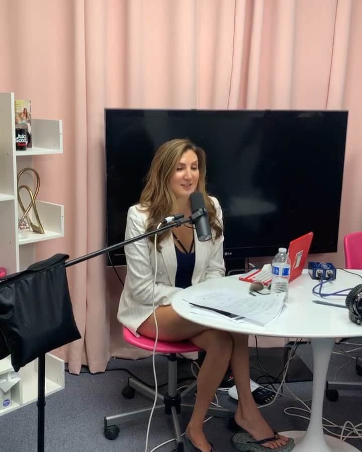 ヘザー・マクドナルドのインスタグラム：「Up Now On my podcast #JuicyScoop I have comedian @jenkirkman  We discuss why single childless women are the “happiest”, #HeidiFleiss the most notorious female pimp, a missing mother of 5, Jen & Brad and more!」