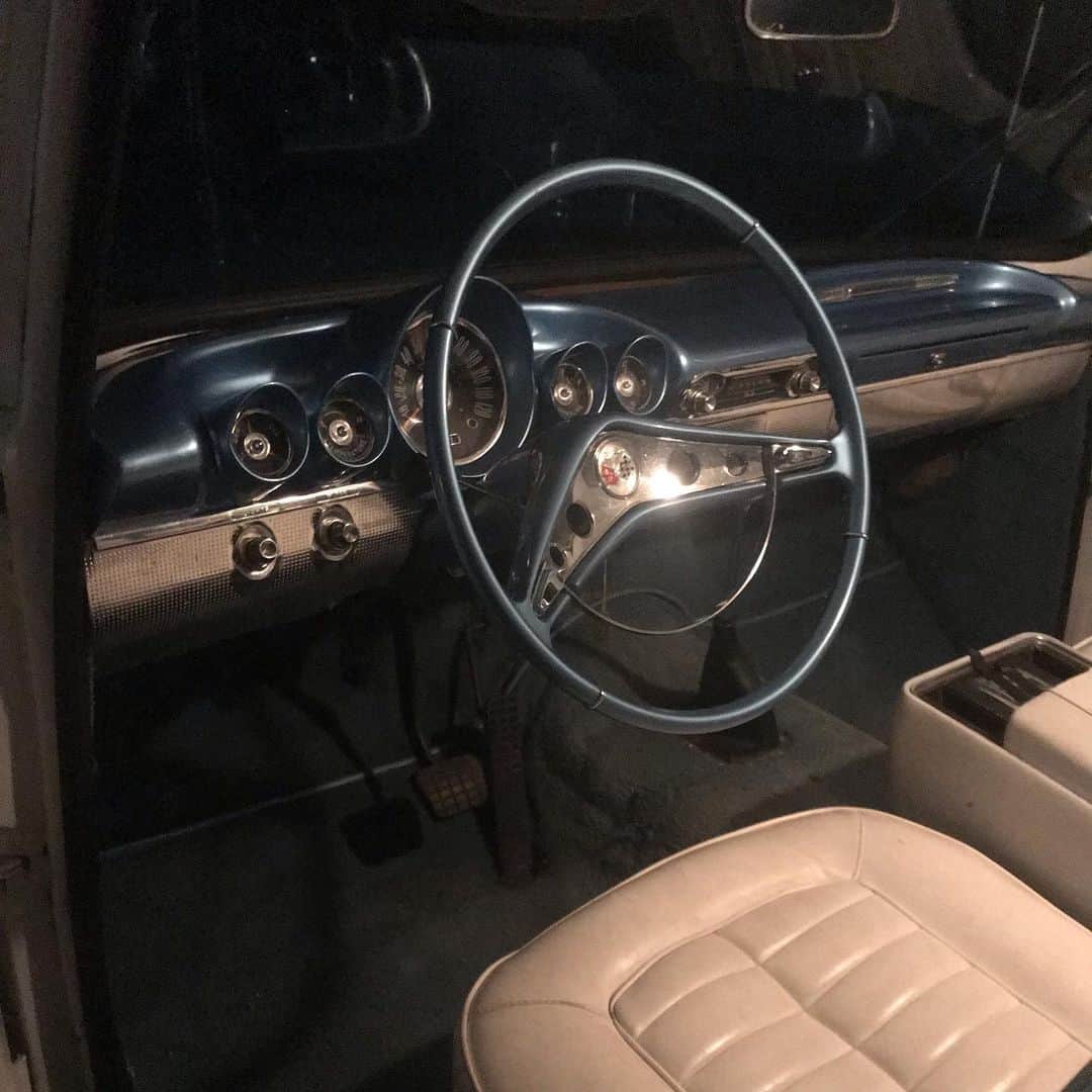 ストーン・コールド・スティーブ・オースチンのインスタグラム：「Closing up shop. Tomorrow. We ride. To be continued... #1966 #chevyc10 #c10 ‘Ol Blue」