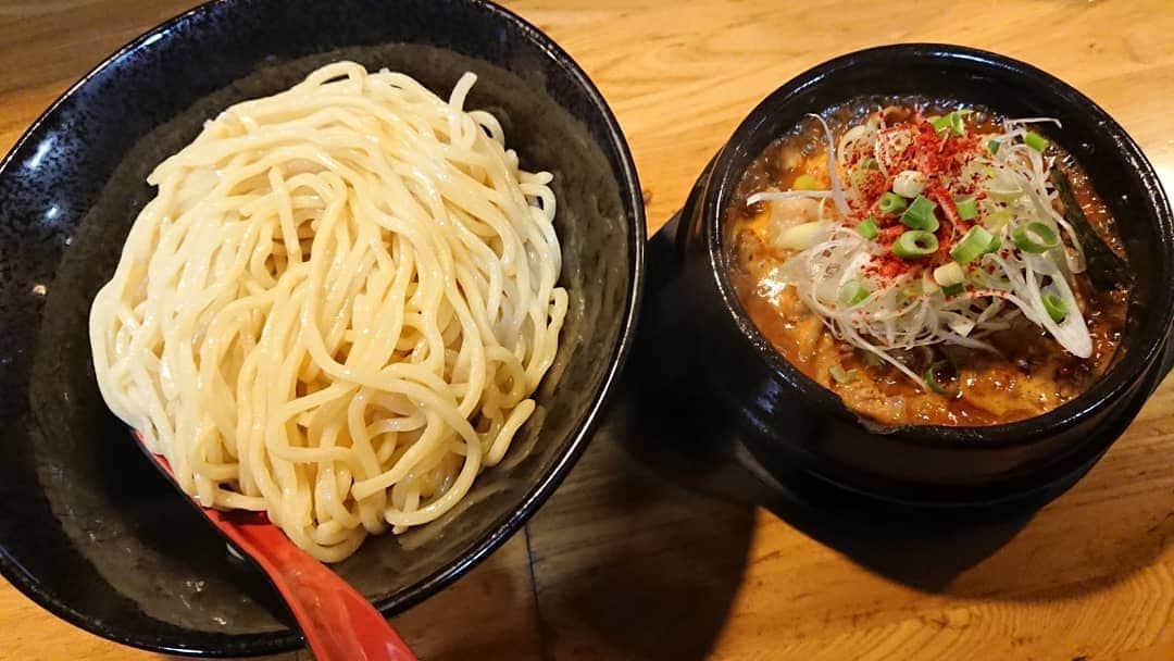 大沢文也のインスタグラム：「減量前に食べた辛つけ麺！ 1枚目は五反野の【グレ】 2枚目は竹ノ塚の【韓韓麺】 3枚目は西新井大師の【多伊夢】  美味しいぜぇ～(^q^) #ラーメン #らーめん #拉麺 #つけ麺 #辛つけ麺 #辛い #辛いもの好き #辛いラーメン #辛いの大好き #うま辛 #旨辛 #足立区 #つけ麺インスタグラマー #ラーメン好き #🍜」