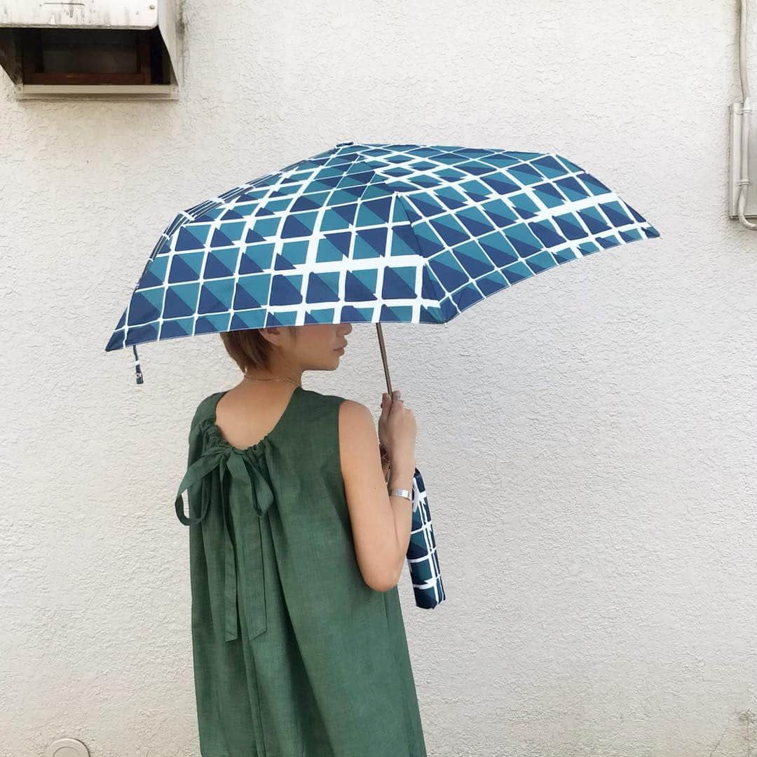 長谷川あやさんのインスタグラム写真 - (長谷川あやInstagram)「🌂🌂🌂 #estaa #pr #moonbat #umbrella #エスタ #雨の日コーデ #傘 #折りたたみ傘 @estaa_____ ・ ・ ・ 今日はこんなに暑いのに 明日から梅雨入りの可能性なんて😭💦 ・ と、いうわけで折りたたみ傘を ゲットしました(´∀｀)‼️ ・ いままでどんなに雨がふっても 頑なに傘とかささなかったんだけどね‼️笑 ・ おちび👶ために雨対策もばっちり💪 ・ コンパクトで持ち運びも便利だし 開くと体はすっぽり隠れるし なんといっても軽いのでお気に入り〜💛」6月6日 14時44分 - ayasuke_0516