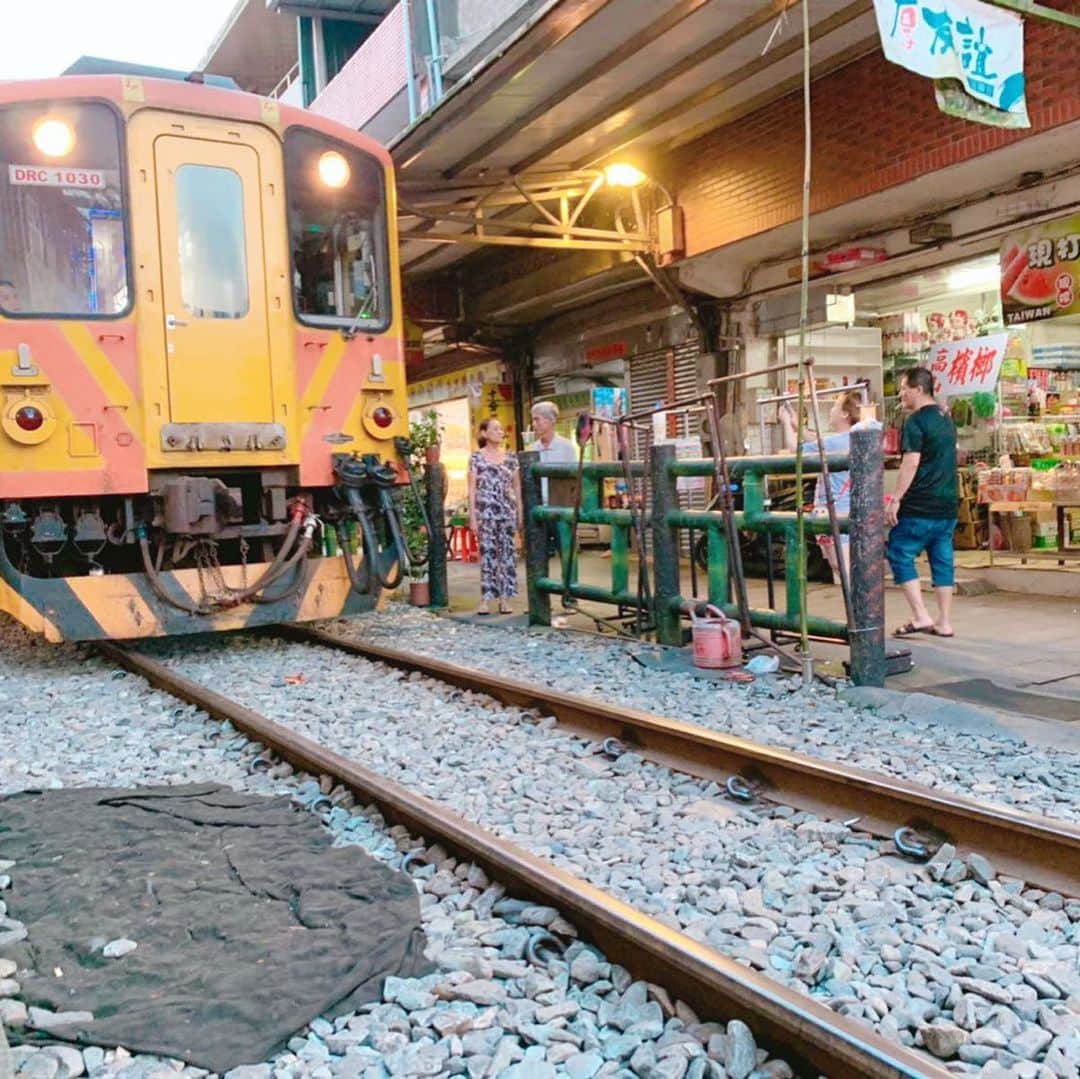 くまみきさんのインスタグラム写真 - (くまみきInstagram)「台湾の十分というところ。 線路沿いにお店が並んでて、電車が来ない間は線路で写真も撮れる素敵な場所でした☺️💗 ワンピ @snidel_official  帽子 @paille.dor  #台湾 #台北 #十分 #シーフェン #taiwan #taipei #海外旅行 #旅行 #shifen」6月6日 14時47分 - kumamiki