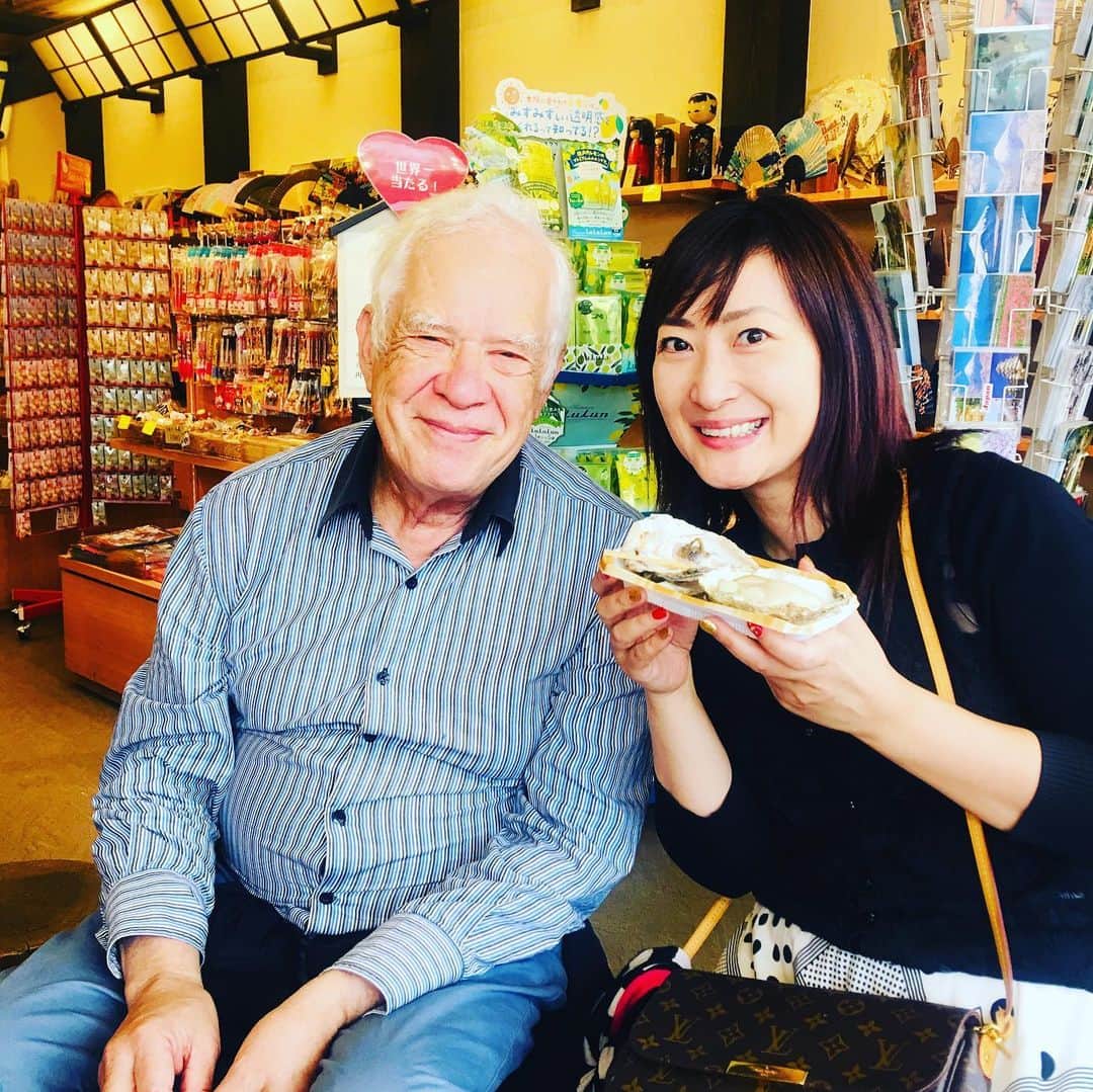 珠久美穂子さんのインスタグラム写真 - (珠久美穂子Instagram)「オーストラリアから 広島の牡蠣を食べたくて メルボルンから来た おじーちゃま。 オーストラリアでも 牡蠣を食べているらしい。 行動力と好奇心がすごい👏  #宮島 #広島 #牡蠣」6月6日 14時57分 - shukumihoko