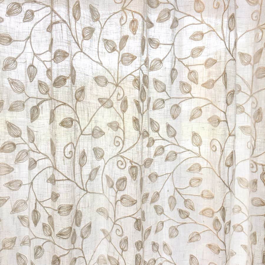インテリアショップ メルサさんのインスタグラム写真 - (インテリアショップ メルサInstagram)「@liflin_linen のカーテン越しに日の光を感じられる様に 少し配置替えをしてみました。 柔らかく光を取り込んでくれるリネンのカーテンは 天然素材ならではの風合いです。 #liflin  #リネンカーテン #リネンのある暮らし #linen #天然素材 #ナチュラルインテリア #インテリアコーディネート #インテリアショップ  #Merusa  #豊岡 #兵庫」6月6日 14時51分 - merusa_interior