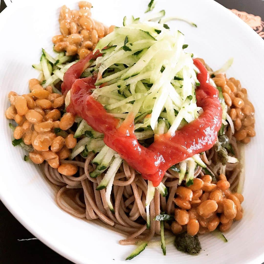 佐藤康恵さんのインスタグラム写真 - (佐藤康恵Instagram)「今日のランチは二八蕎麦！ 蕎麦が好き。 きゅうり🥒たっぷり。 ナツ気分。 あと3日でバーベキュー🍖大会💖 ドキドキする〜〜💓 みんな〜〜！このドキドキ💓助けて〜🤗 バーベキュー🍖お申し込みは⬇️ https://form.os7.biz/f/e1c771d3/  #soba #蕎麦 #love #好き #佐藤康恵 #mama #actress #bbq #model #二児の母 #さとうやすえ #tamagawa #バーベキュー大会 #yascon #6月9日」6月6日 14時54分 - yasuesato.official