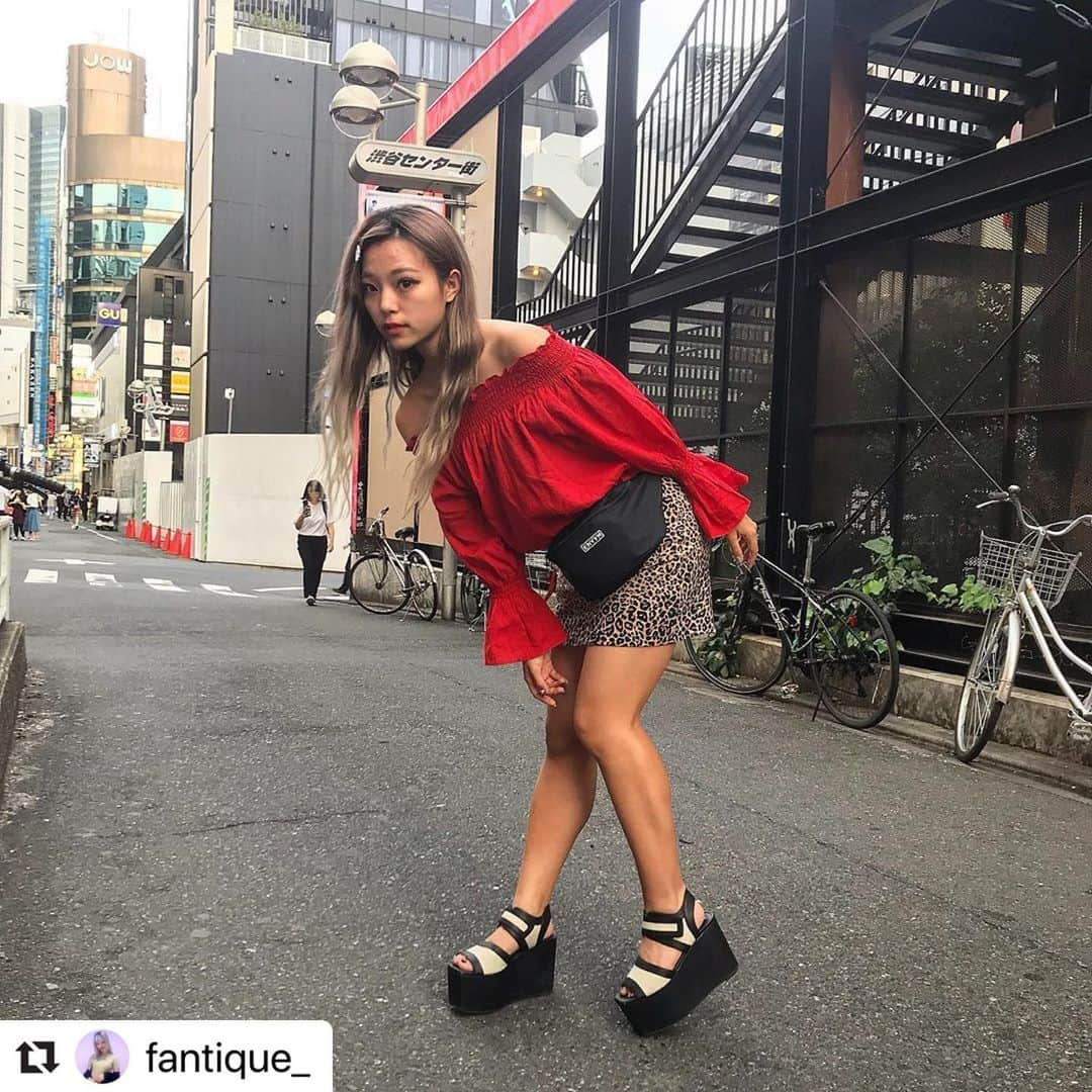 Popteenさんのインスタグラム写真 - (PopteenInstagram)「７月号付録のENVYMのウエポ きょうきょうも絶賛愛用中みたい💘 黒だからハデコーデにも合わせやすいよ☝🏻 #Repost @fantique_ with @make_repost ・・・ 🦋🔮 発売中のPopteen7月号のふろくの、 ENVYMウエストポーチをヘビロテちゅー🥴✨ ウエストポーチって今まで買ったことなかったから、挑戦できてうれしい！！肩もつかれないしめちゃくちゃ便利🥺 結構はいるよ🥰❤️ うちはこれ以外にも、ロングワンピとかにウエスト絞って引き締めたりも使ってる＾＾ みんなはどんな使い方するのかなぁ〜街で見かけるの楽しみだな👶🏻♥️ ・  #popteen #レギュラーモデル #jk3 #ljk #きょうきょう #湯上響花 #ポプ戦 #popteenカバーガール戦争 #miluu #第二次ポプ戦 #fantique #wego #rasvoa #envym #emoda」6月6日 15時04分 - popteen_official