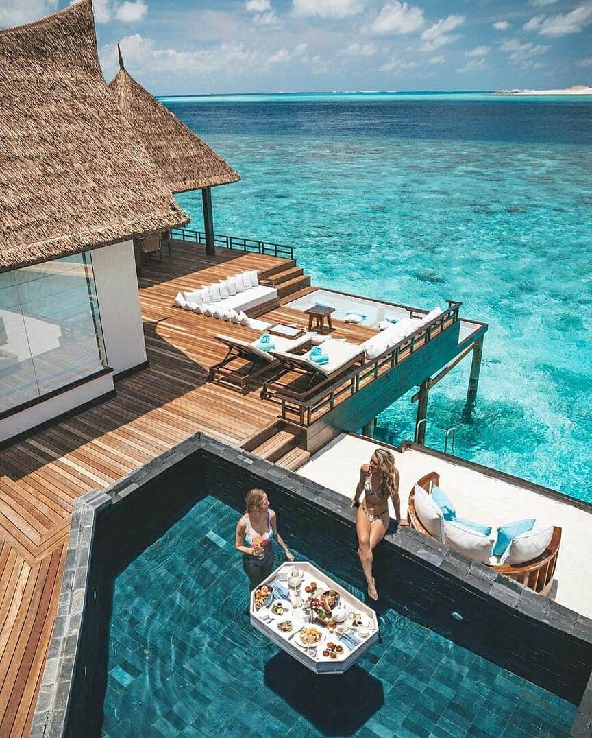 Discover Earthさんのインスタグラム写真 - (Discover EarthInstagram)「Experience the Maldives' idyllic islands and the crystal clear waters of the Indian Ocean ! Which of these photos do you like the most ? 🌴🇲🇻 Who would you want to spend some time there with ? Tag them ! — 📍#DiscoverMaldives — 📸 Photos by @pilotmadeleine」6月6日 15時05分 - discoverearth