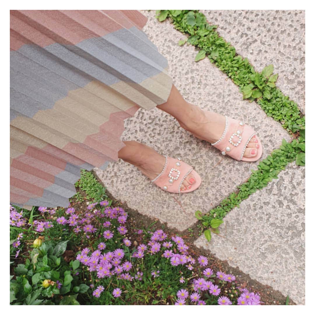 ソ・ユジンさんのインスタグラム写真 - (ソ・ユジンInstagram)「기분이 좋아지는 핑크샌달을 신고~ 💕 산책^^ @synnshoes @sinajaofficial」6月6日 15時05分 - yujin_so