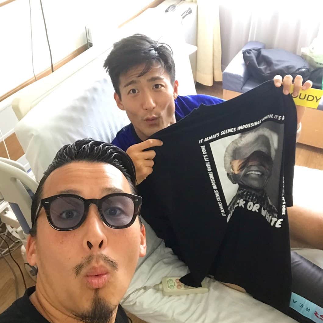 都倉賢のインスタグラム：「忙しい合間を縫って尊敬する大先輩が来てくれました🙏🙏🙏 もう肩書きなんと説明していいか分からないので、タグから色々と確認してくださーい👌笑  沢山の刺激をもらいながらリハビリ頑張っていきますよー💪💪💪 #返り咲きカウントダウン」