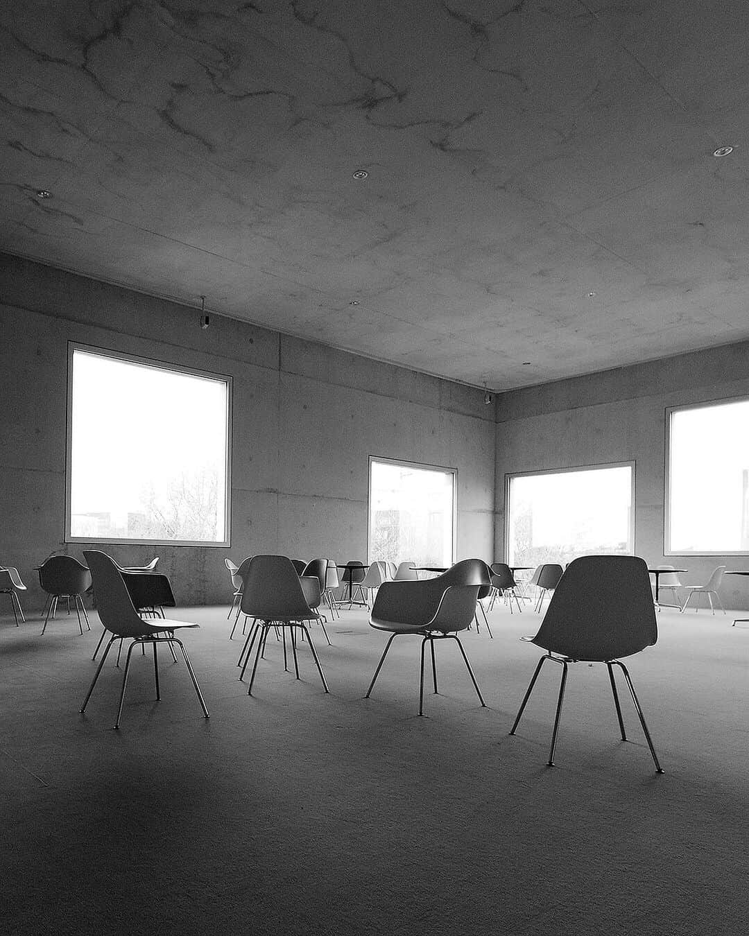 AÃRK Collectiveさんのインスタグラム写真 - (AÃRK CollectiveInstagram)「#AÃRKlikes the Zollverein School of Management and Design in Essen, Germany designed by SANAA, the architectural firm of Kazuyo Sejima and Ryue Nishizawa. • Taking the form of a perfect 35 meter-cube, the building’s dominant presence is exaggerated by exceptional ceiling heights, while numerous openings in the facade illuminate the interiors to achieve transparency in the concrete structure. • Photos: Manuela Martin」6月6日 15時24分 - aark_collective