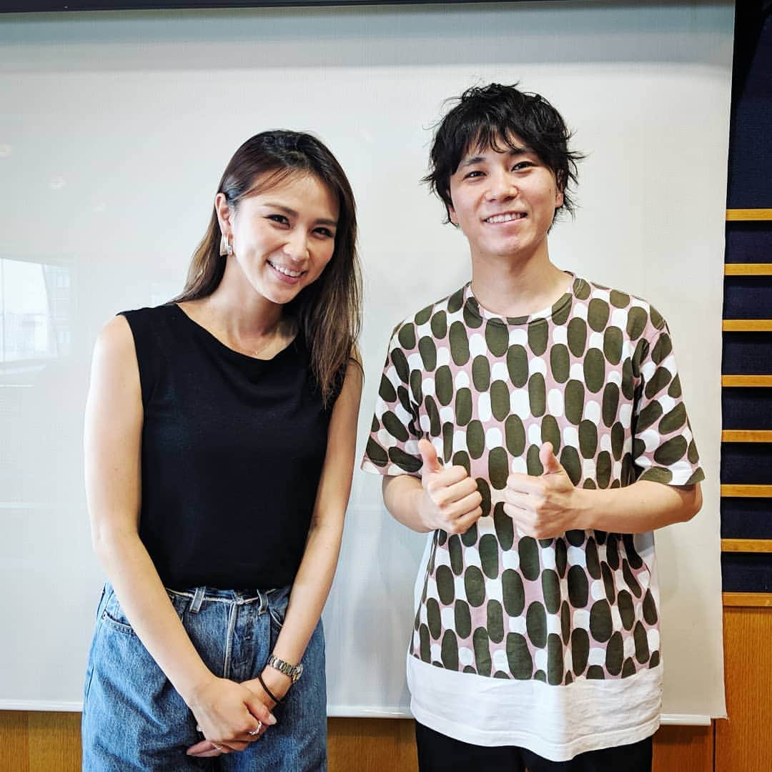 のインスタグラム：「FM OH!「LOVE FLAP」DJ赤松悠実さん、ありがとうございました！とてもフランクな方でたくさん話題引き出していただきました♪また来年もSDDある際は是非ご一緒できたら嬉しいですね。  番組内でも告知していただいた初海外の台湾も含む全11箇所の夏ツアーは今月末からスタート。大阪は8/10に帰ってきます！チケット先行予約もあるので要チェック☆  てか、ラジオで初めて言ったことがたくさんあったな！おれ何話した！？ #磯貝サイモン #fmoh851 #LOVEFLAP #赤松悠実 #地球の歩き方スリランカ #新作年明け？」