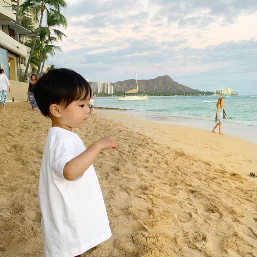 筧沙奈恵さんのインスタグラム写真 - (筧沙奈恵Instagram)「ワイキキビーチ🏖 ・ 夕方のノスタルジックなワイキキビーチの雰囲気が大好き😌 ・ こうやって一緒に旅行に行けるのも、あと何回なんだろう。 ・ 2人育児、めまぐるしくて大変で早くラクになりたいと思う瞬間もあれば、ママがいい！と泣いて私を取り合ってくれる今ってものすごい幸せなんじゃないか、このまま止まってほしいと思う瞬間も。 ・ 子どもたちも私もどんどん変化するから、今この時を悔いのないように味わおう😌 ・ #ワイキキビーチ #waikikibeach #育児  #ハワイ #ハワイ旅行 #子連れ旅行 #子連れハワイ #hawaii #旅行 #家族旅行 #5歳 #娘 #2歳 #息子 #3世代旅行 #3世代ハワイ #2人育児 #姉弟 #うしろ姿」6月6日 15時24分 - sanaekakei