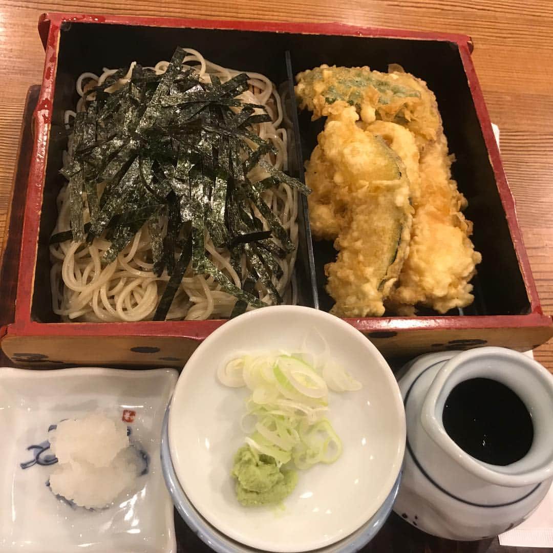 クロちゃんさんのインスタグラム写真 - (クロちゃんInstagram)「お昼ご飯 ・天ざる  お蕎麦でローカロリーに海鮮加えて。」6月6日 15時37分 - kurochandesuwawa