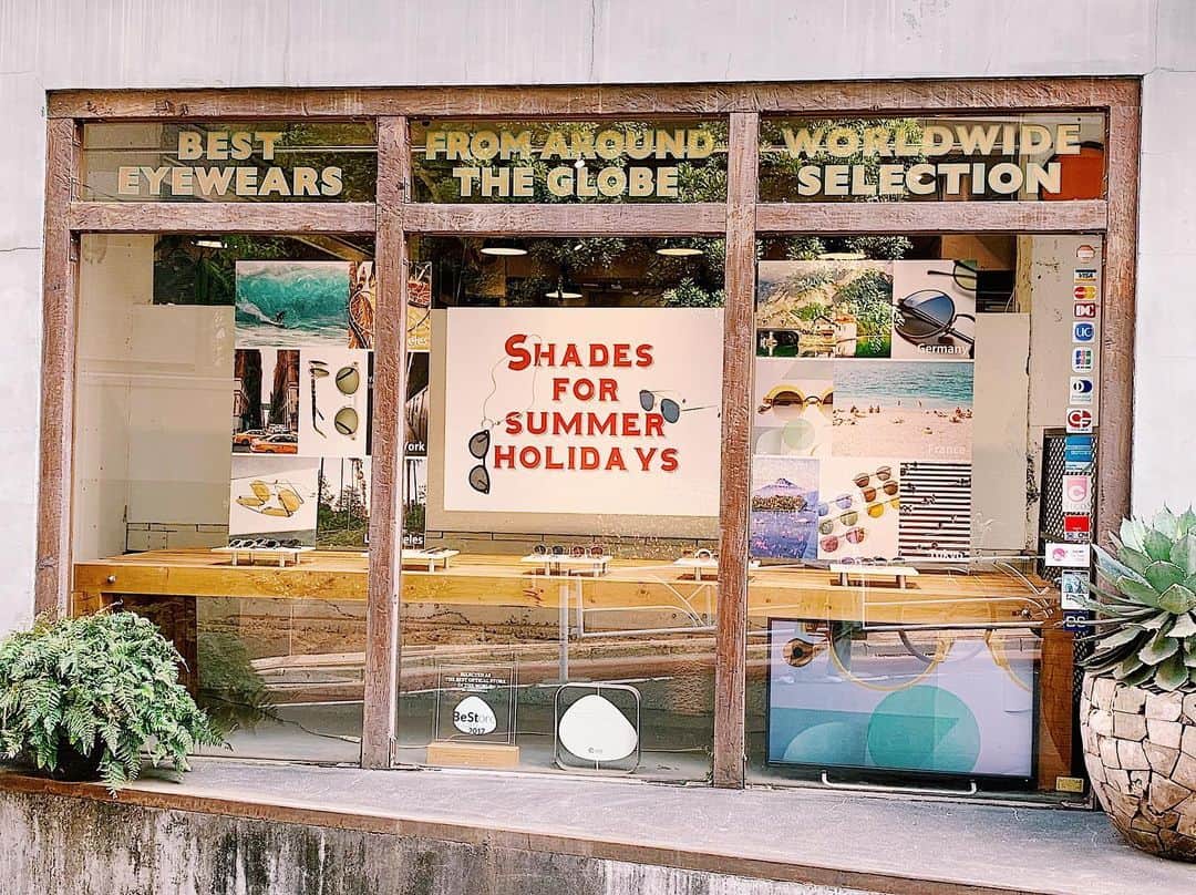 GLOBE SPECS_officialさんのインスタグラム写真 - (GLOBE SPECS_officialInstagram)「渋谷店のウィンドウが夏に向けた新作サングラスに変わっております。NY、LA、フランス、ドイツ、日本よりおすすめのサングラスを集めてみました！是非店頭にてお試しください。 #windowdisplays  #sunglasses  #shadesforsummerholidays  #store @globespecs_official  #brand  @lunorag  @anneetvalentin  @globespecs_official  @ahlem  @robertmarcnyc  #tokyo  #opticalstore」6月6日 15時50分 - globespecs_official