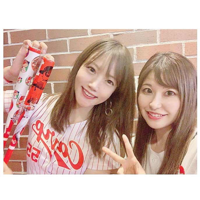 上村彩子さんのインスタグラム写真 - (上村彩子Instagram)「古田ちさこちゃんことちーちゃんに メットライフドームで会えた💕 . 交流戦での貴重な奇跡😍 嬉しいいい✨ . 「スズキトラストの存在感すごいね！」って言われて、メットライフドームだけなんだと知ったよ笑 見慣れすぎて全然気にならなかったよ😂笑 メットライフドームとか西武とかカープのお話できて楽しかった✨ . あ「カープさんの応援すごいね！！声援大きくてびっくりしたよ！」 ち「そうかな？いつもあんな感じ😊笑」 あ「（凄い…）」 #seibulions #埼玉西武ライオンズ #古田ちさこ #メットライフドーム #carp #カープ女子 #会えました #カープファンの皆さん #メットライフドームにきてくれて #ありがとう #スズキトラスト #ありがとう」6月6日 15時45分 - ayako_uem