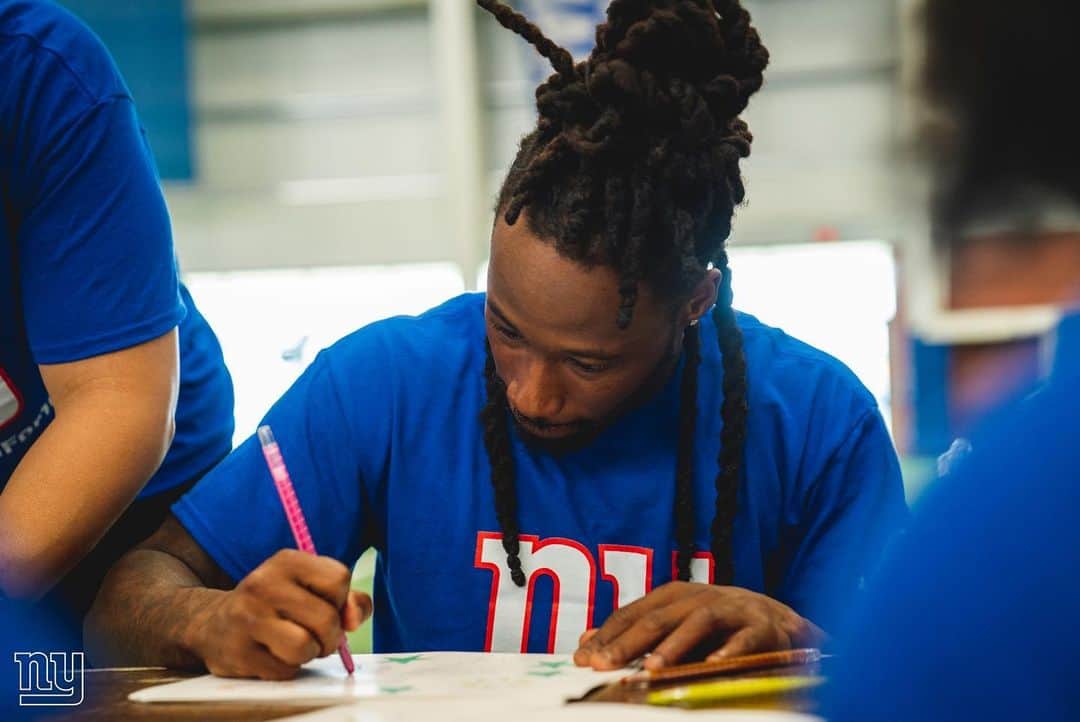 New York Giantsさんのインスタグラム写真 - (New York GiantsInstagram)「The #NYGiants once again teamed up with My Sisters’ Place, for a team-wide community service project to support victims of domestic violence. In addition, the team hosted their #GiantsHuddlefor100 volunteer event.」6月6日 6時51分 - nygiants